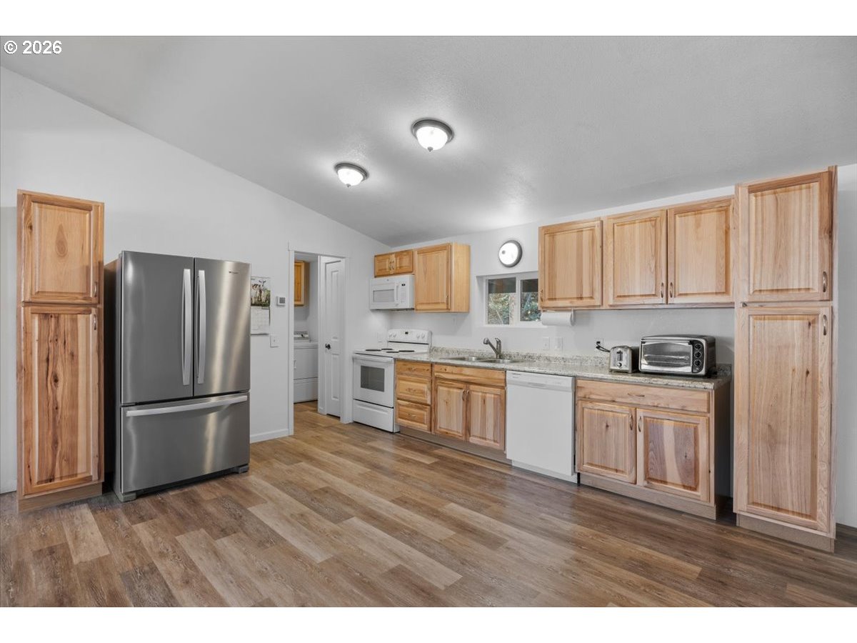 107 GADDIS LN, Glendale, OR 97442, photo 5 of 23