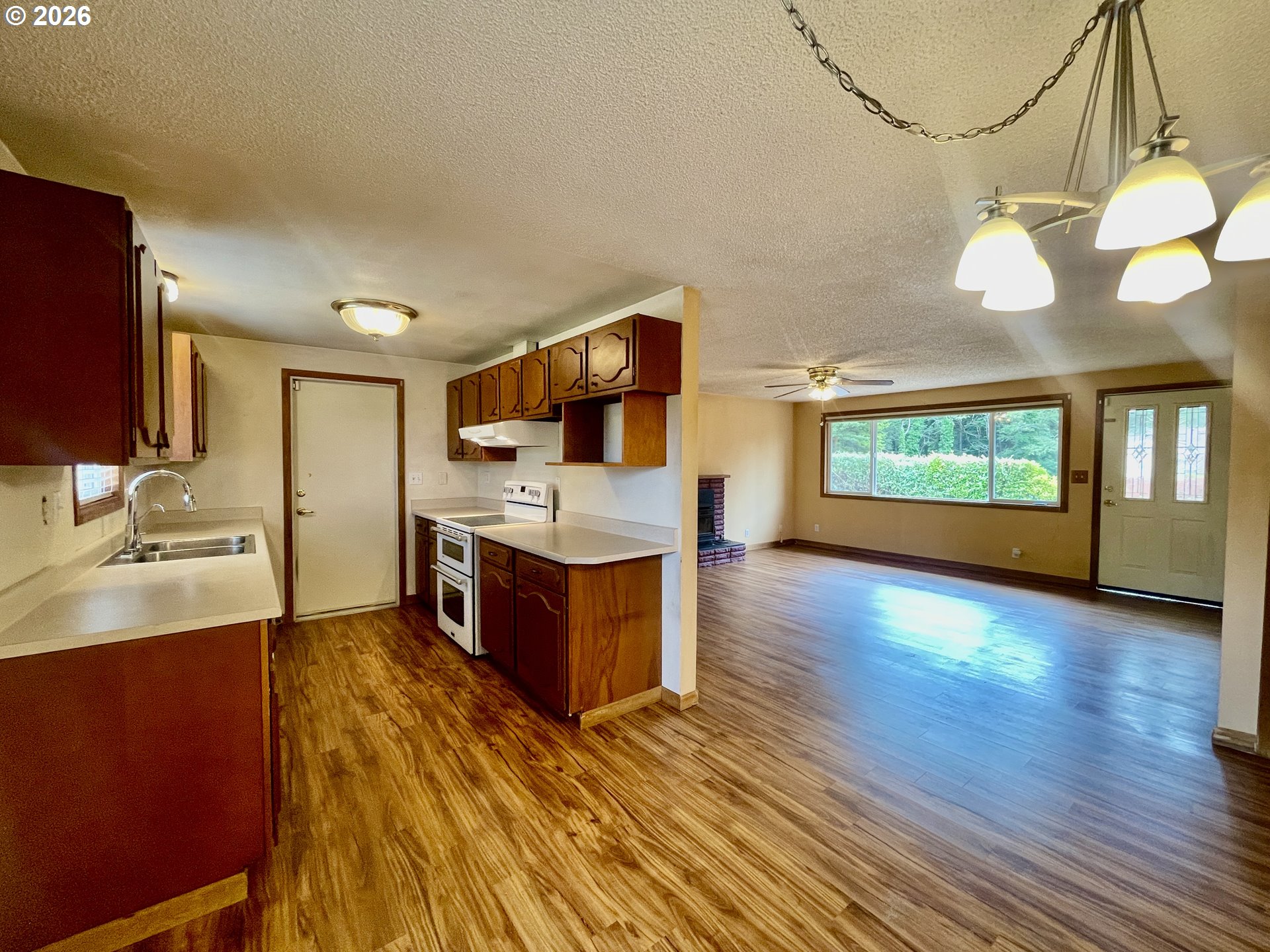 1840 OCEAN BLVD, Coos Bay, OR 97420, photo 8 of 38