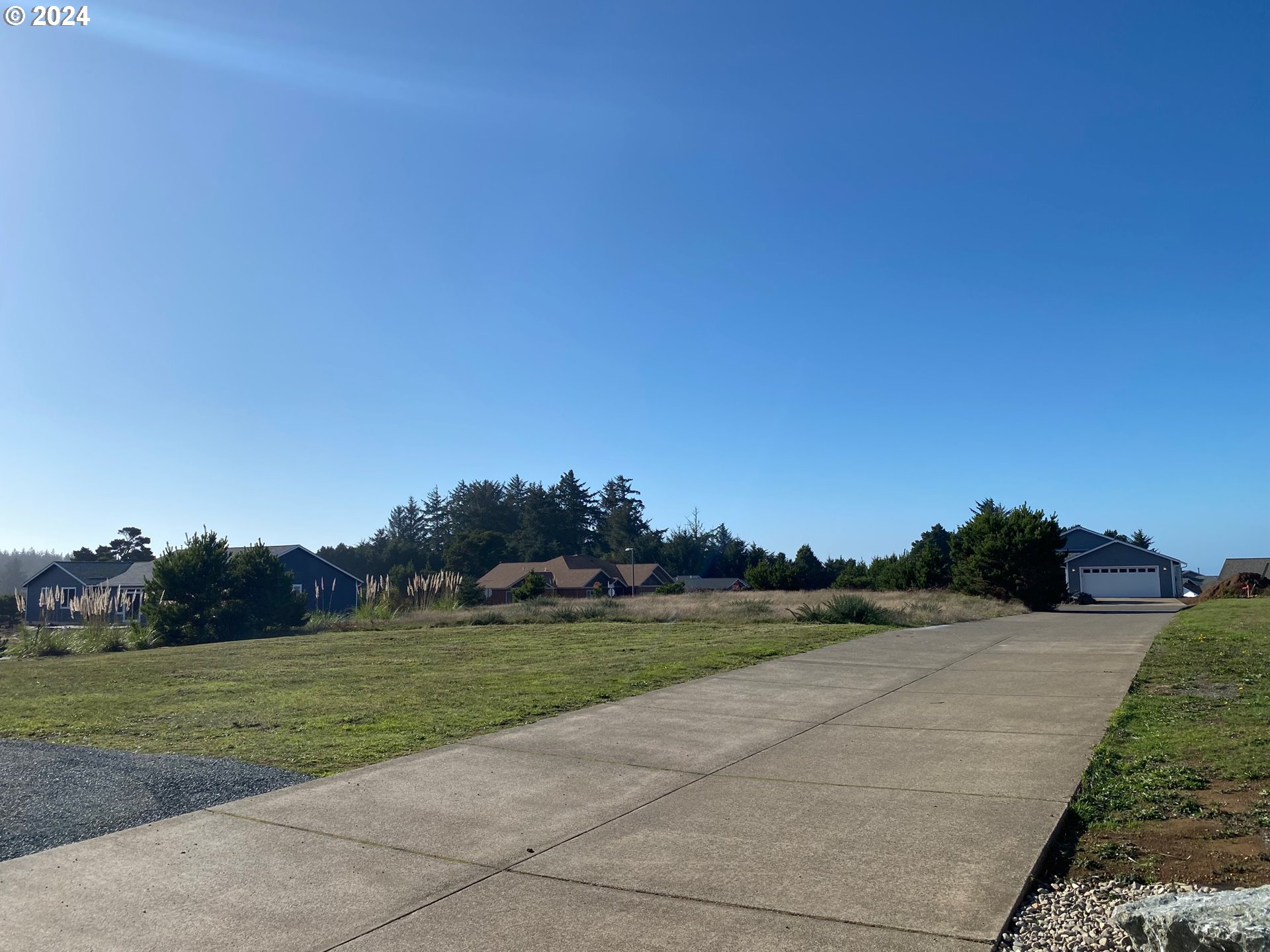 848 SEACREST DR, Bandon, OR 97411, photo 8 of 24
