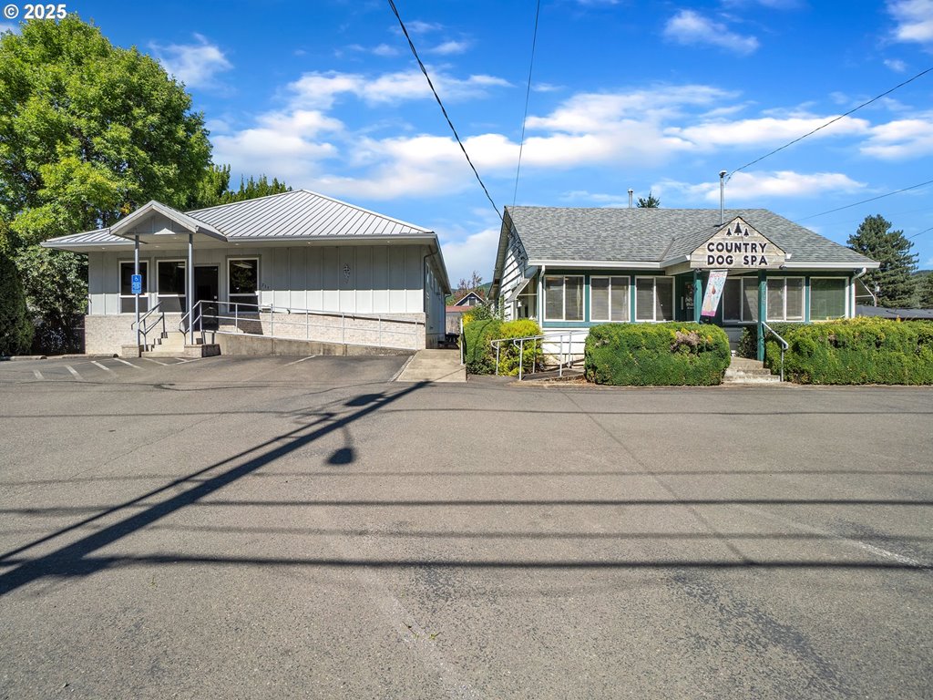 711 W Main St
