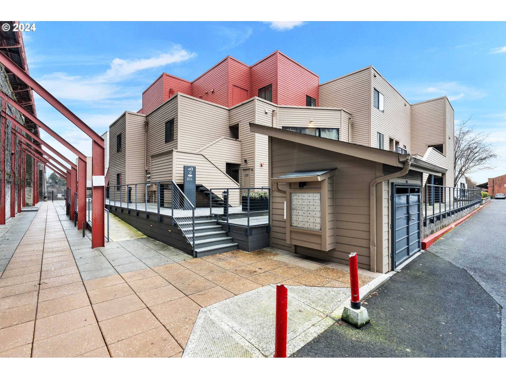 1040 NW NAITO PKWY O16, Portland, OR 97209, photo 2 of 33