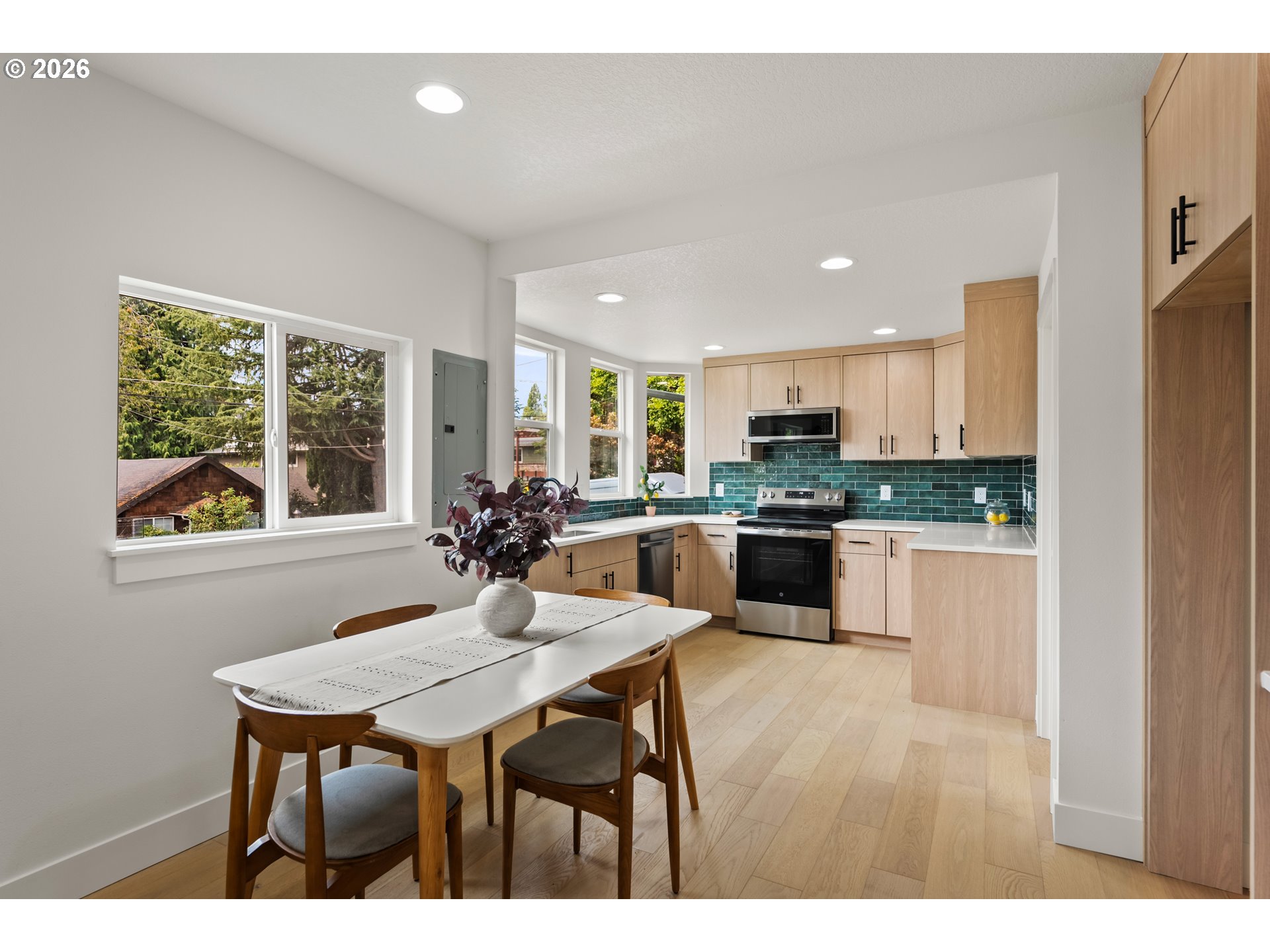 8328 SW 9TH AVE, Portland, OR 97219, photo 5 of 44