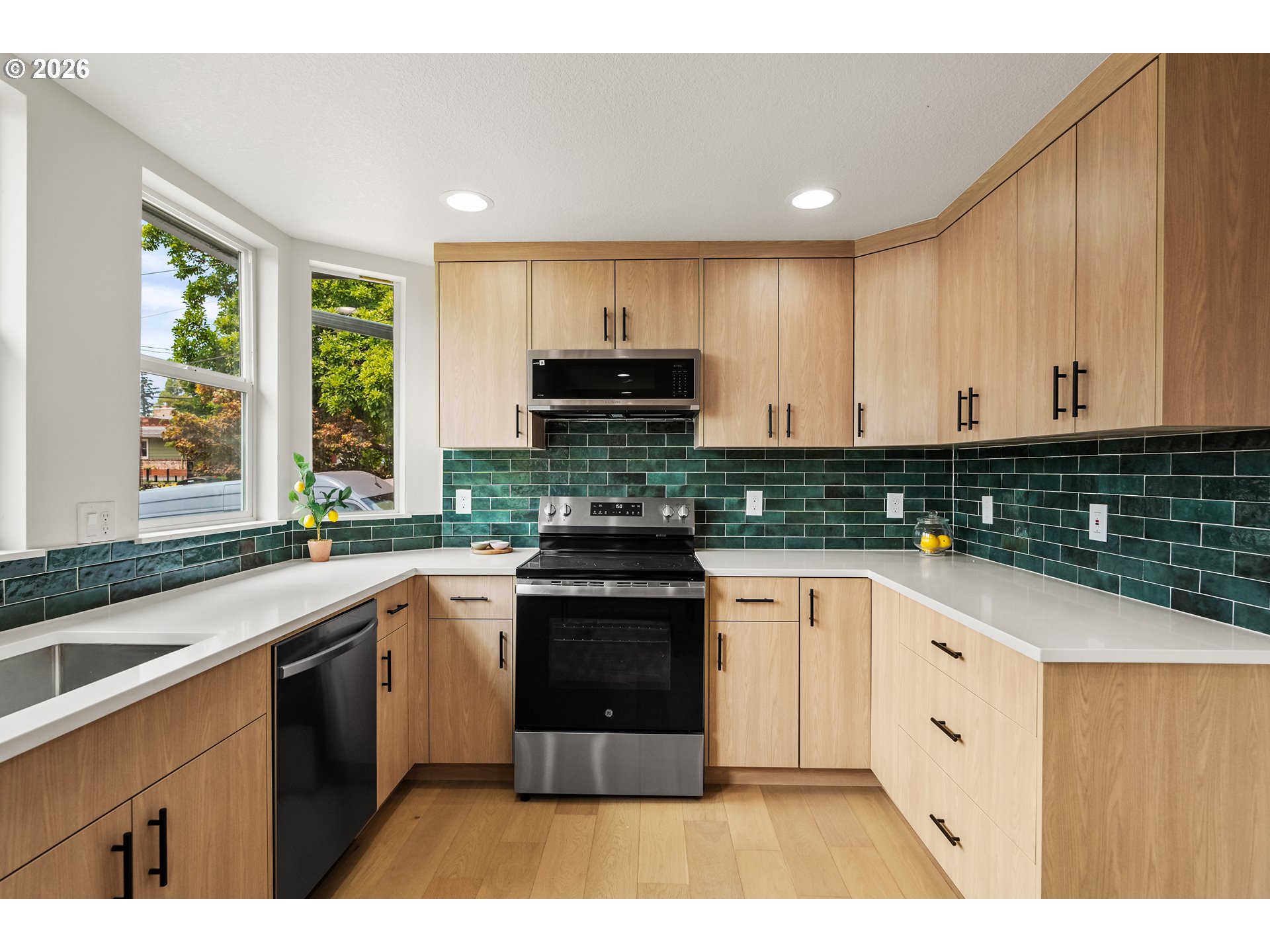 8328 SW 9TH AVE, Portland, OR 97219, photo 8 of 44