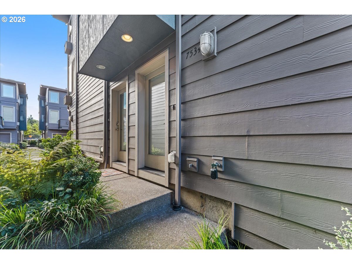 7534 N BURLINGTON AVE, Portland, OR 97203, photo 3 of 48