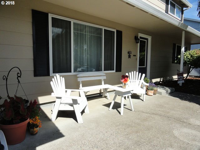 2275 SW AUGUSTA PL, Aloha, OR 97003, photo 2 of 32