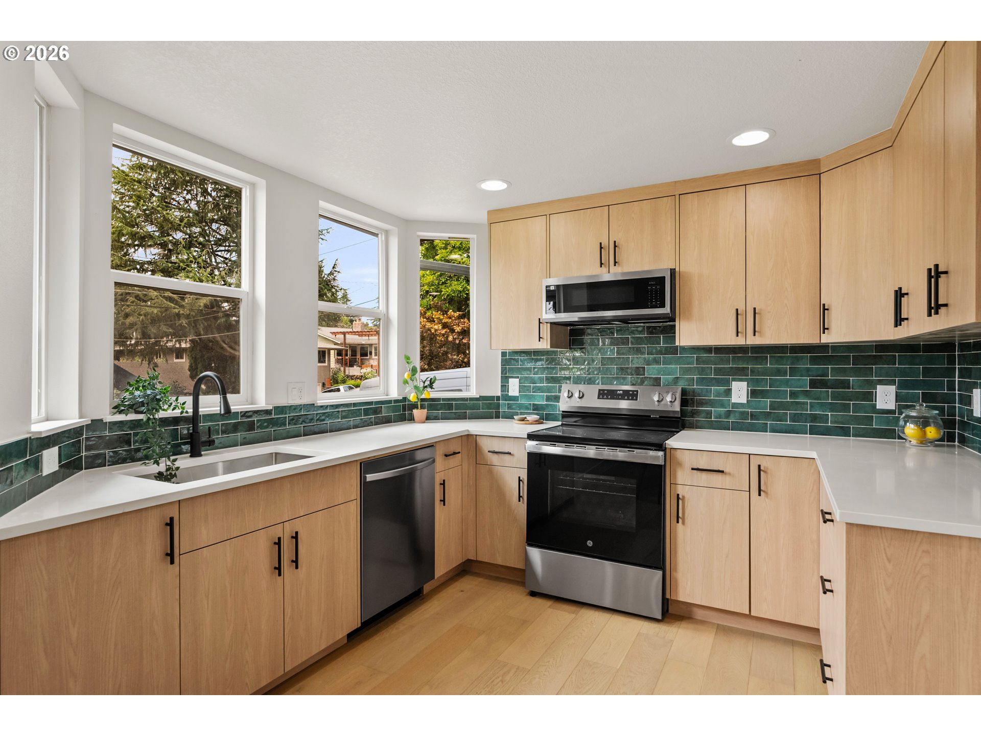 8328 SW 9TH AVE, Portland, OR 97219, photo 3 of 44