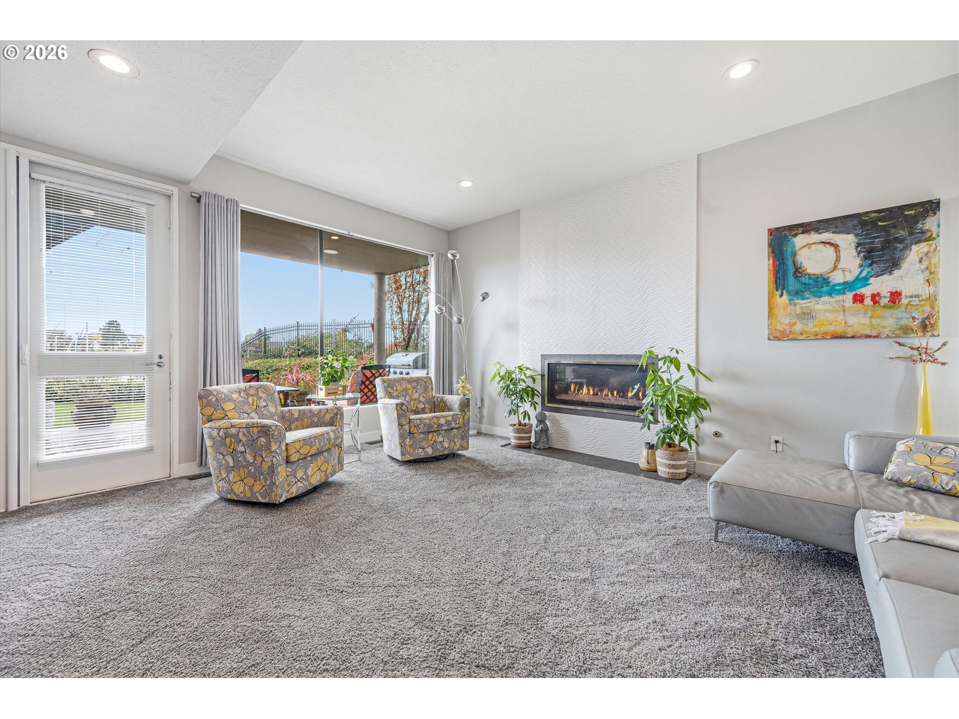 401 N TOMAHAWK ISLAND DR 18, Portland, OR 97217, photo 2 of 44