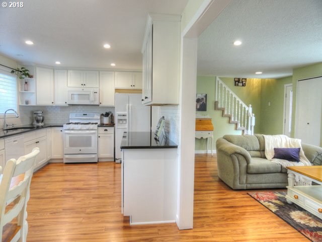 2275 SW AUGUSTA PL, Aloha, OR 97003, photo 7 of 32