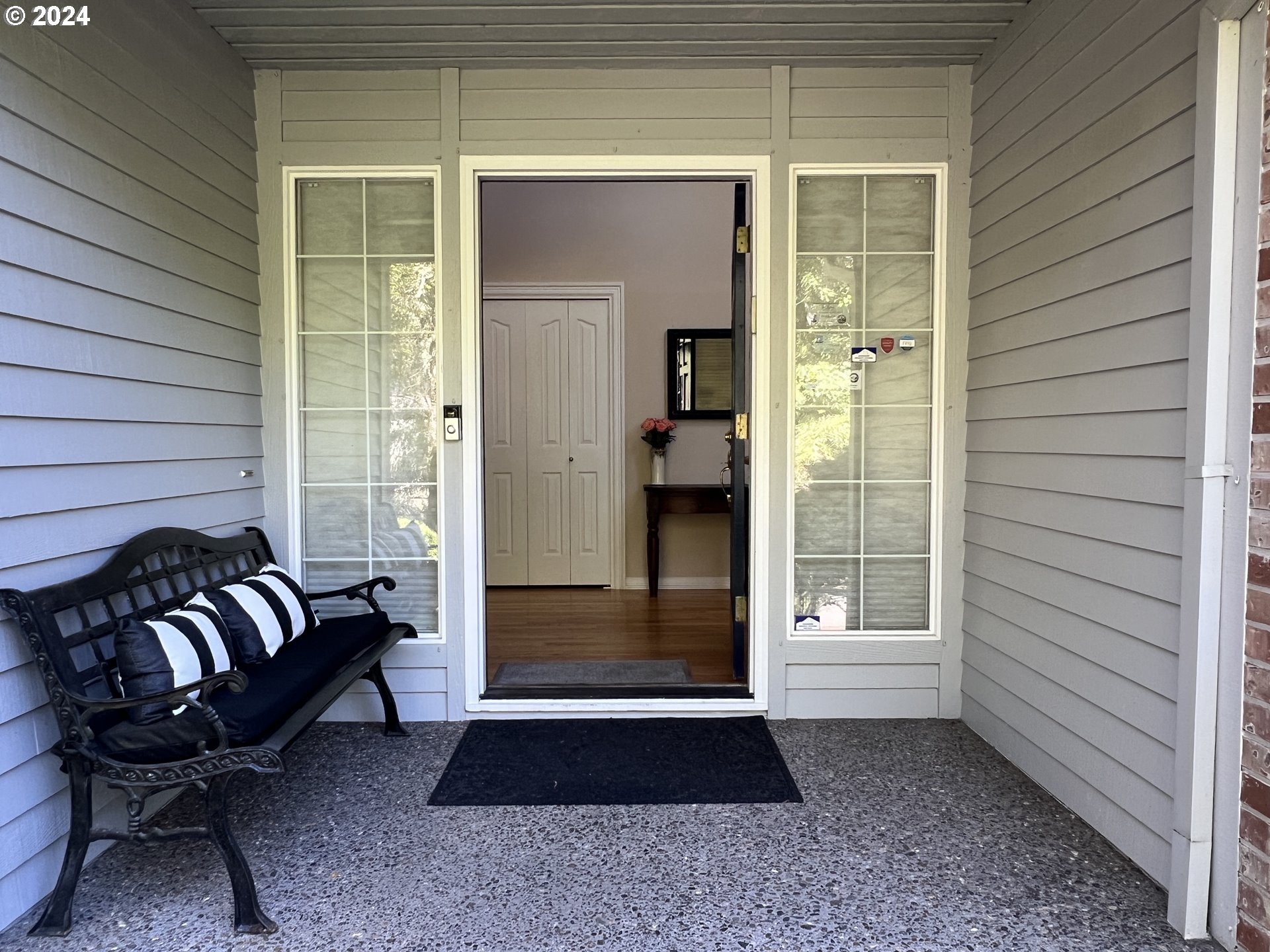 6044 SW KNIGHTSBRIDGE DR, Portland, OR 97219, photo 2 of 36
