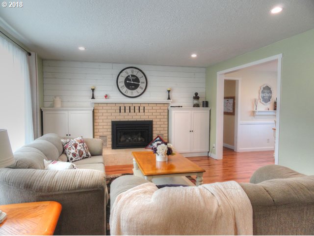 2275 SW AUGUSTA PL, Aloha, OR 97003, photo 6 of 32