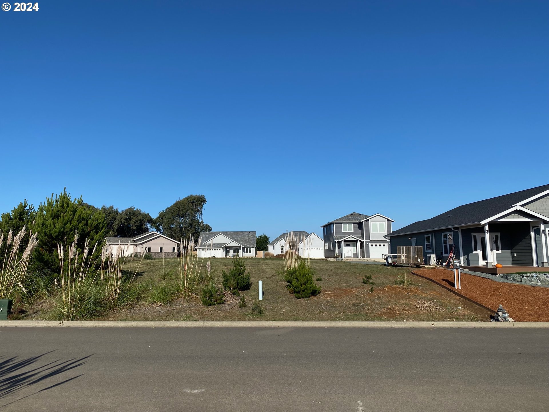 848 SEACREST DR, Bandon, OR 97411, photo 6 of 24