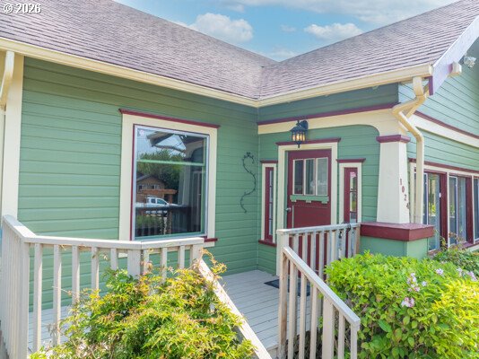 1024 S 5TH ST, Coos Bay, OR 97420, photo 2 of 48