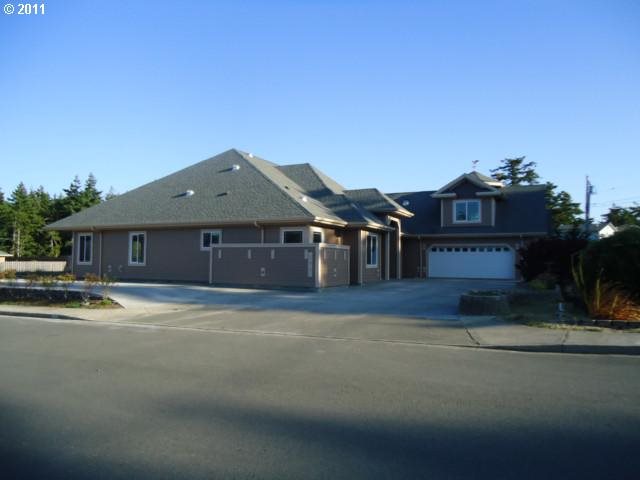 705 Edwards AVE