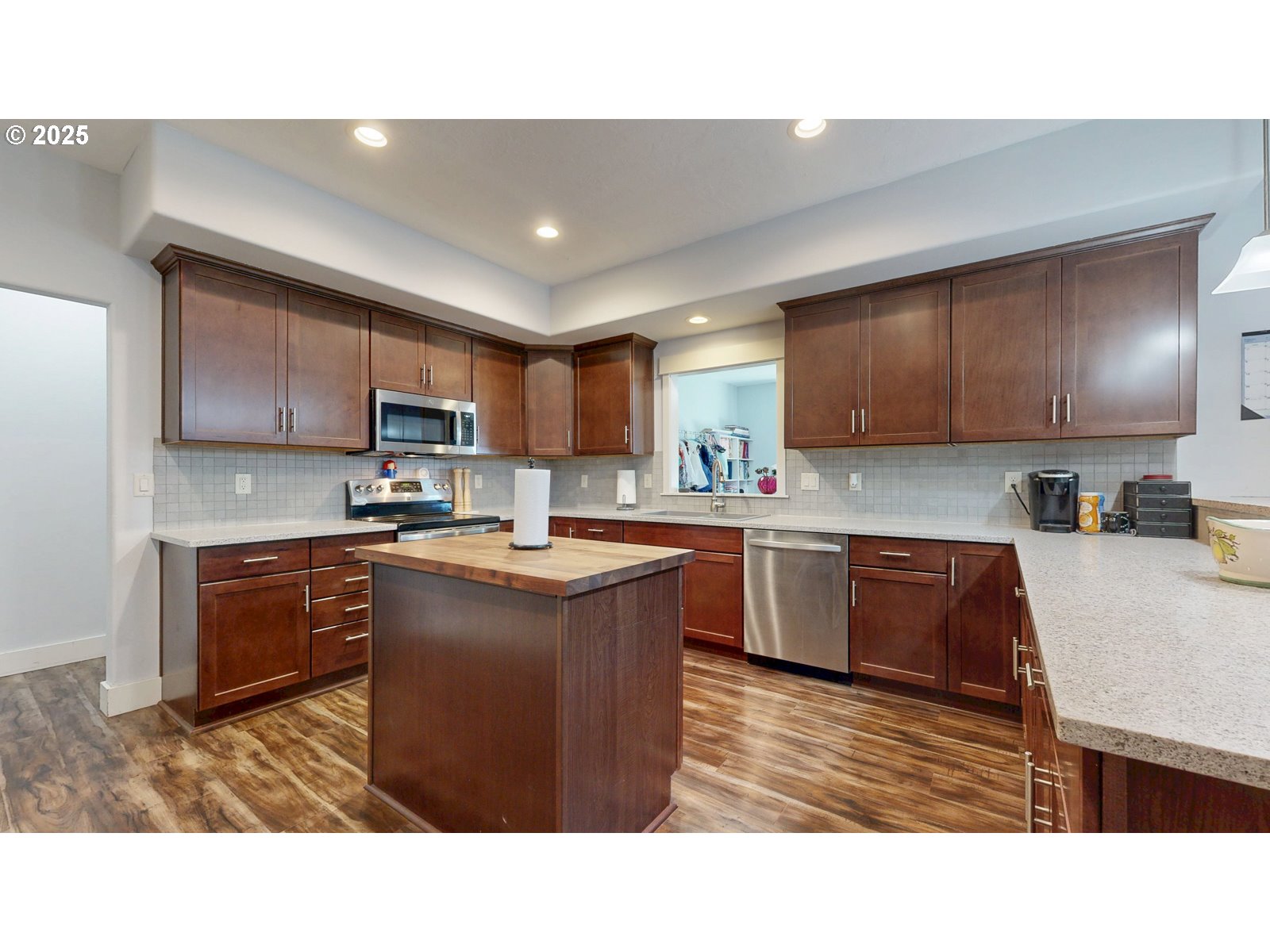 915 SW COYOTE DR, Hermiston, OR 97838, photo 8 of 29