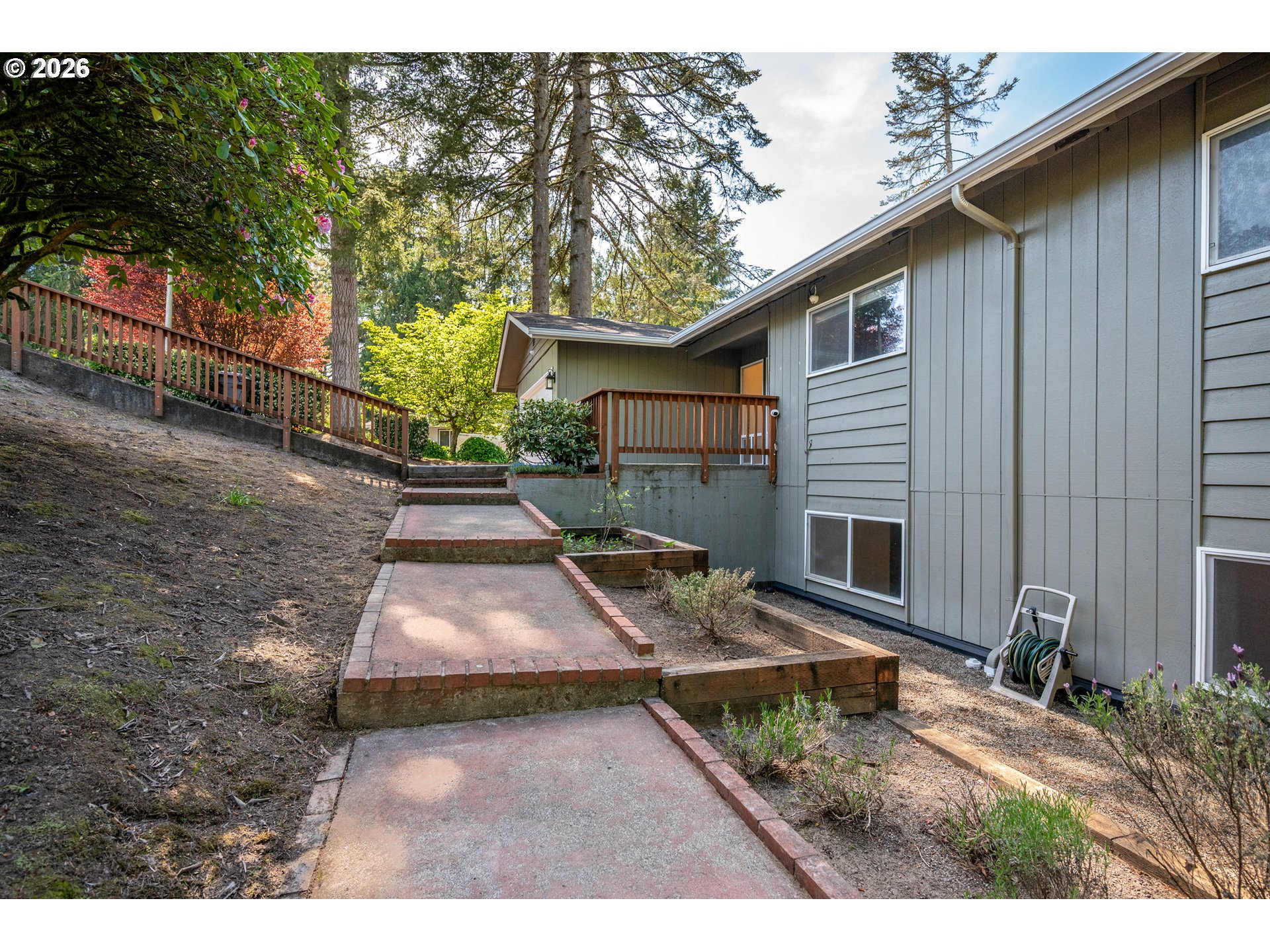 2441 W LYNNWOOD DR, Longview, WA 98632, photo 2 of 44