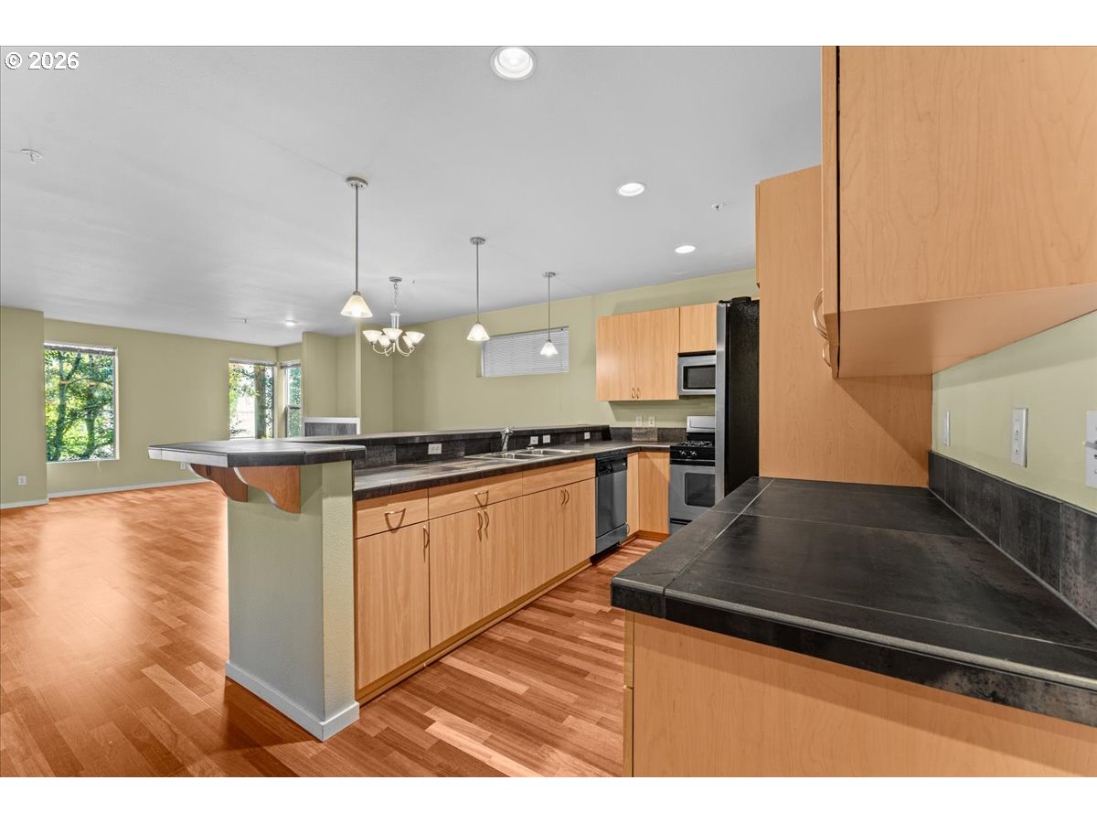 7534 N BURLINGTON AVE, Portland, OR 97203, photo 7 of 48