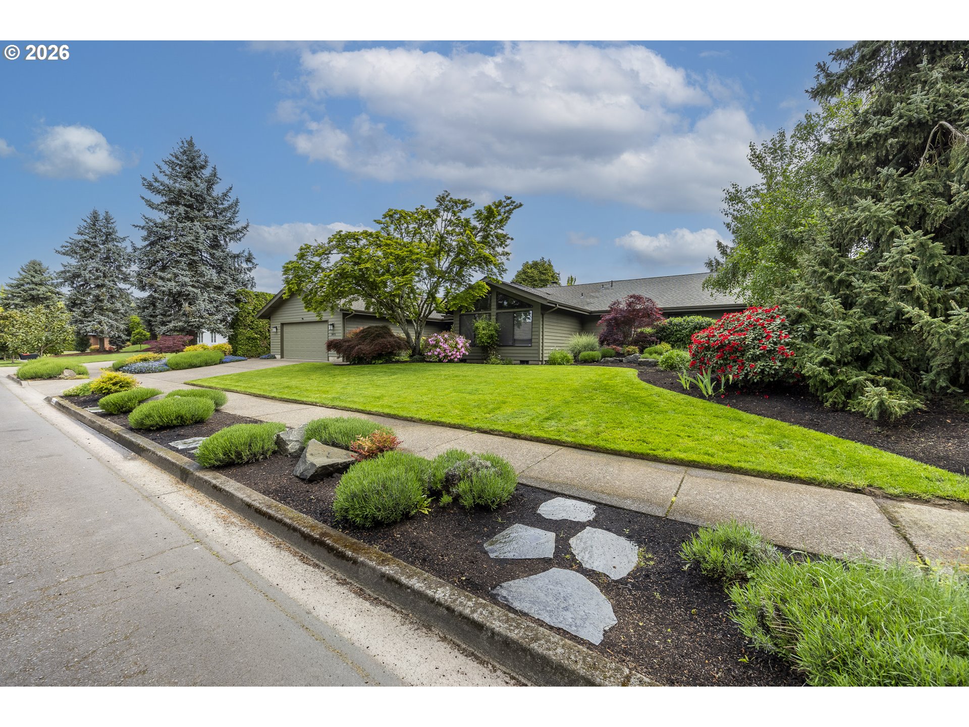 2071 MUSKET ST, Eugene, OR 97408, photo 2 of 44