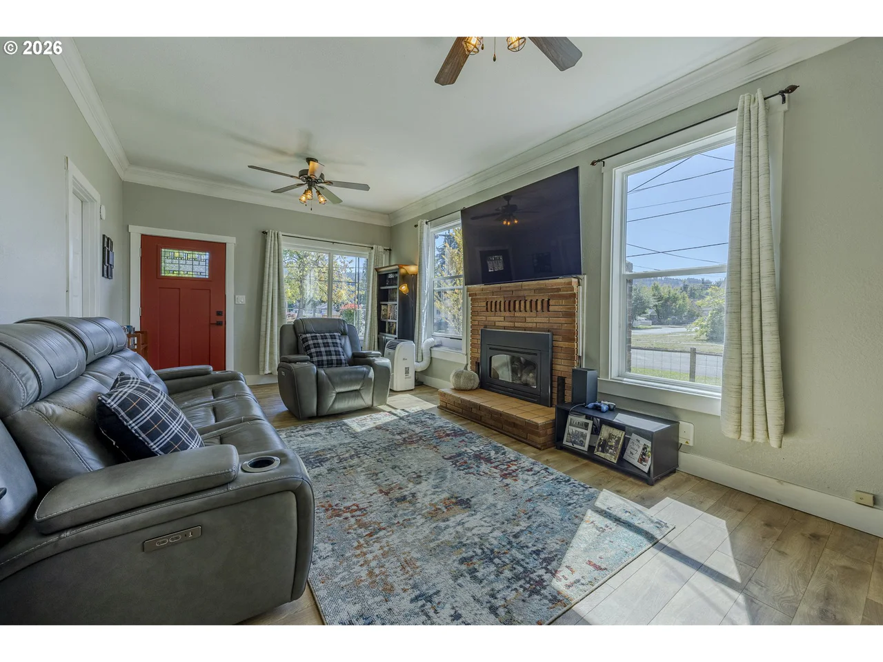 545 S 8TH ST, Cottage Grove, OR 97424, photo 8 of 46