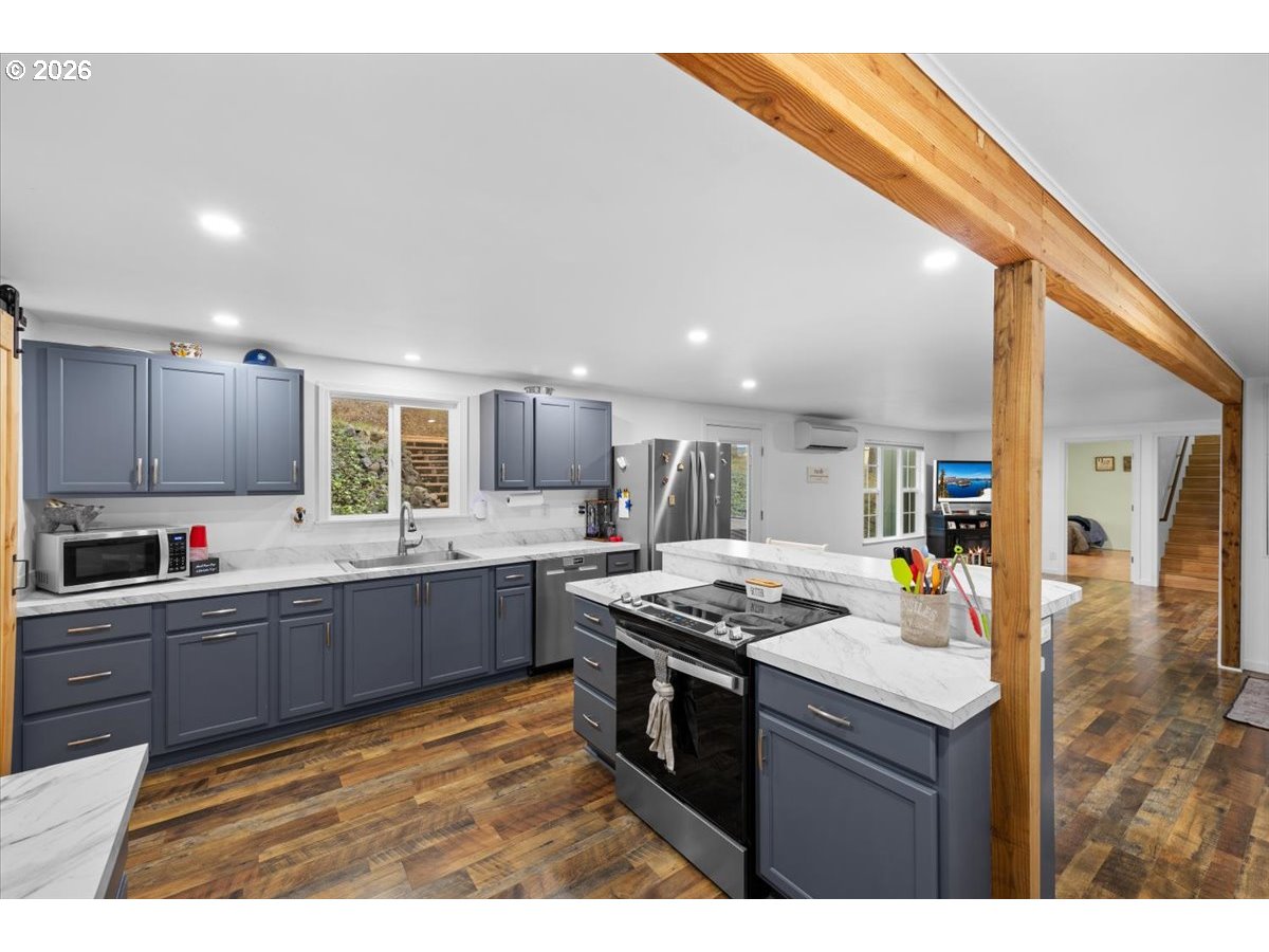 225 FOX LN, Roseburg, OR 97471, photo 8 of 28