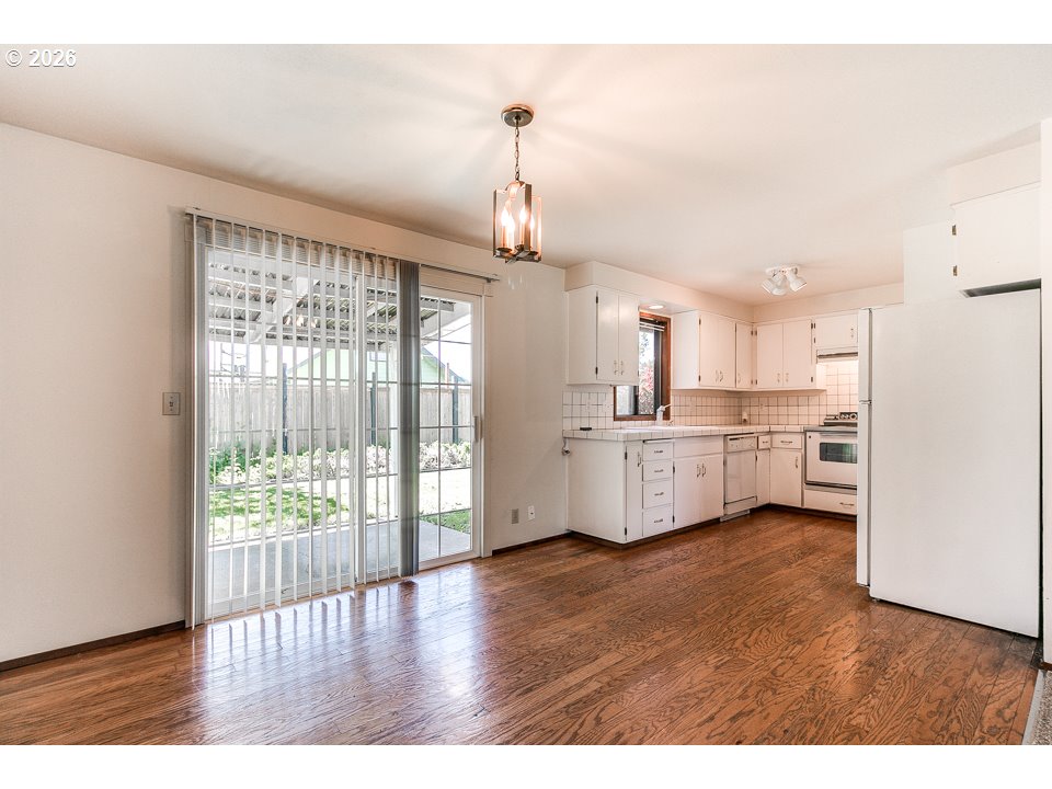 730 ARCADIA DR, Eugene, OR 97401, photo 4 of 13
