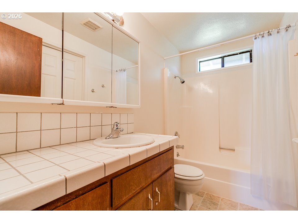 730 ARCADIA DR, Eugene, OR 97401, photo 7 of 13