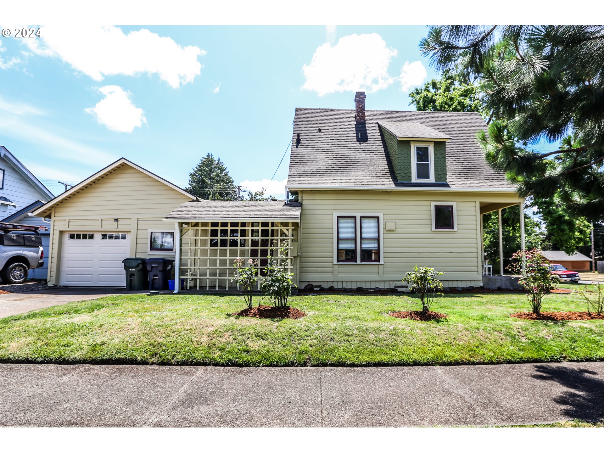 381 9TH ST, Springfield, OR 97477, photo 4 of 35