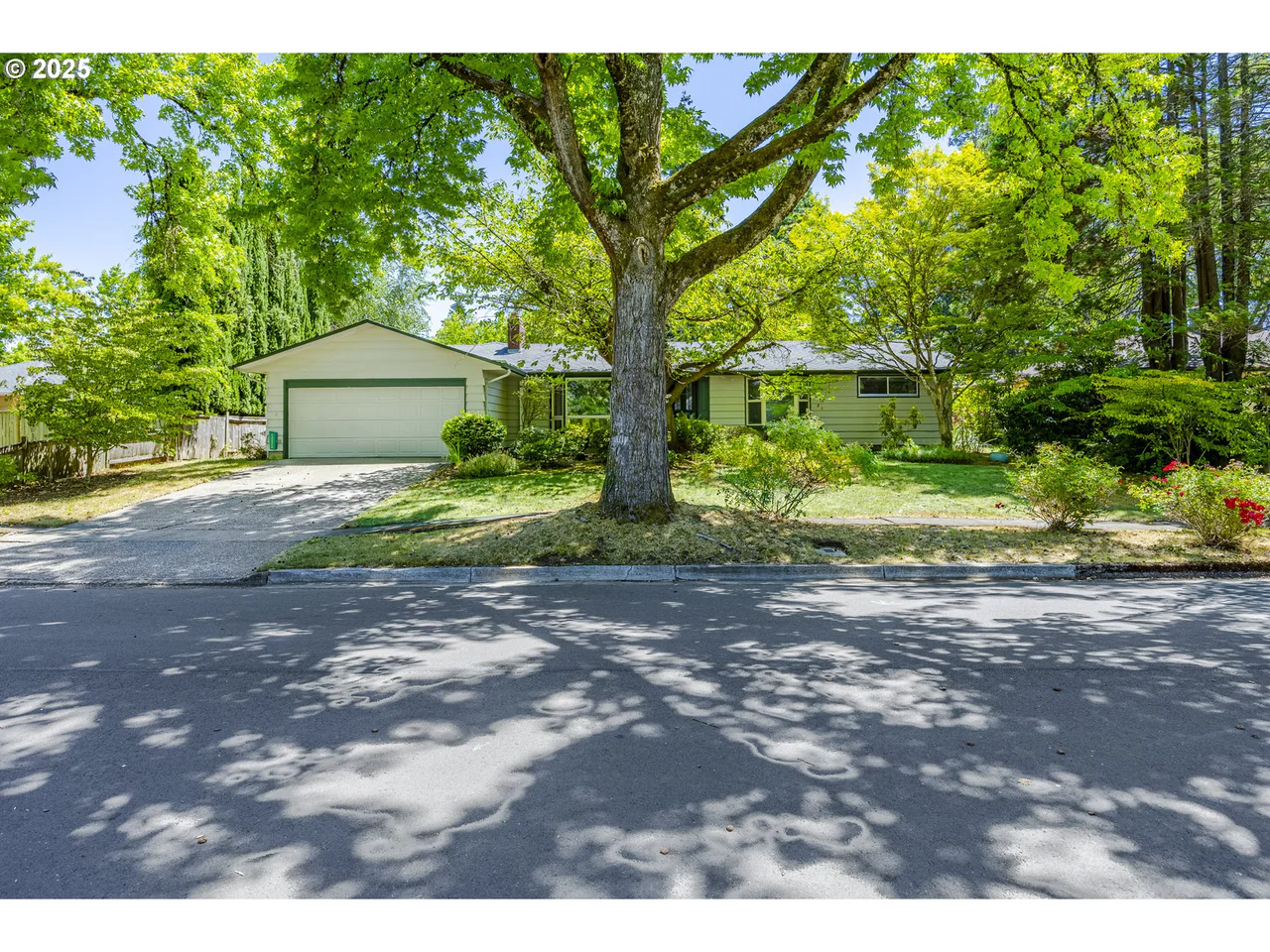 1075 SHARON WAY, Eugene, OR 97401, photo 2 of 47