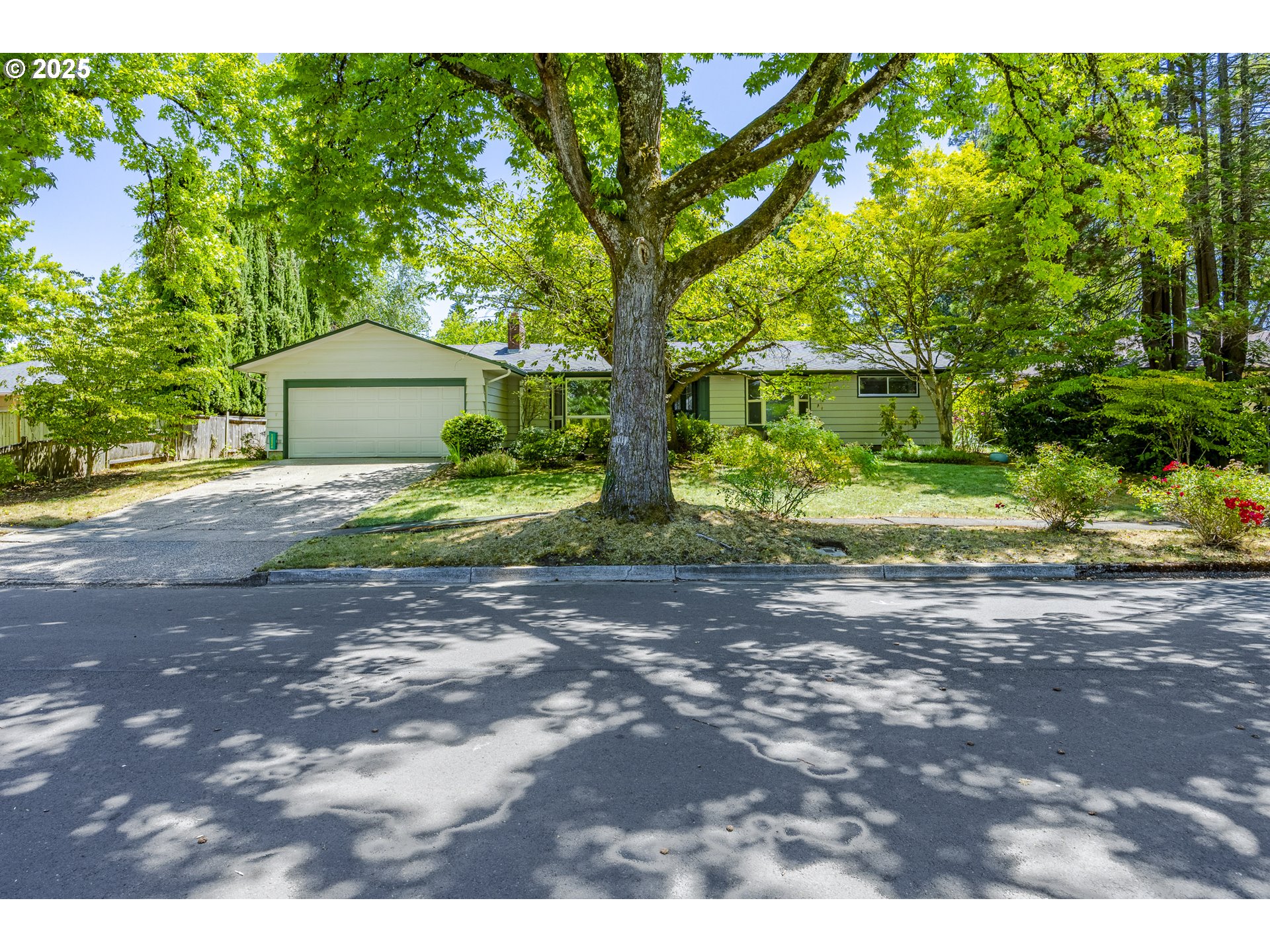 1075 SHARON WAY, Eugene, OR 97401, photo 2 of 47