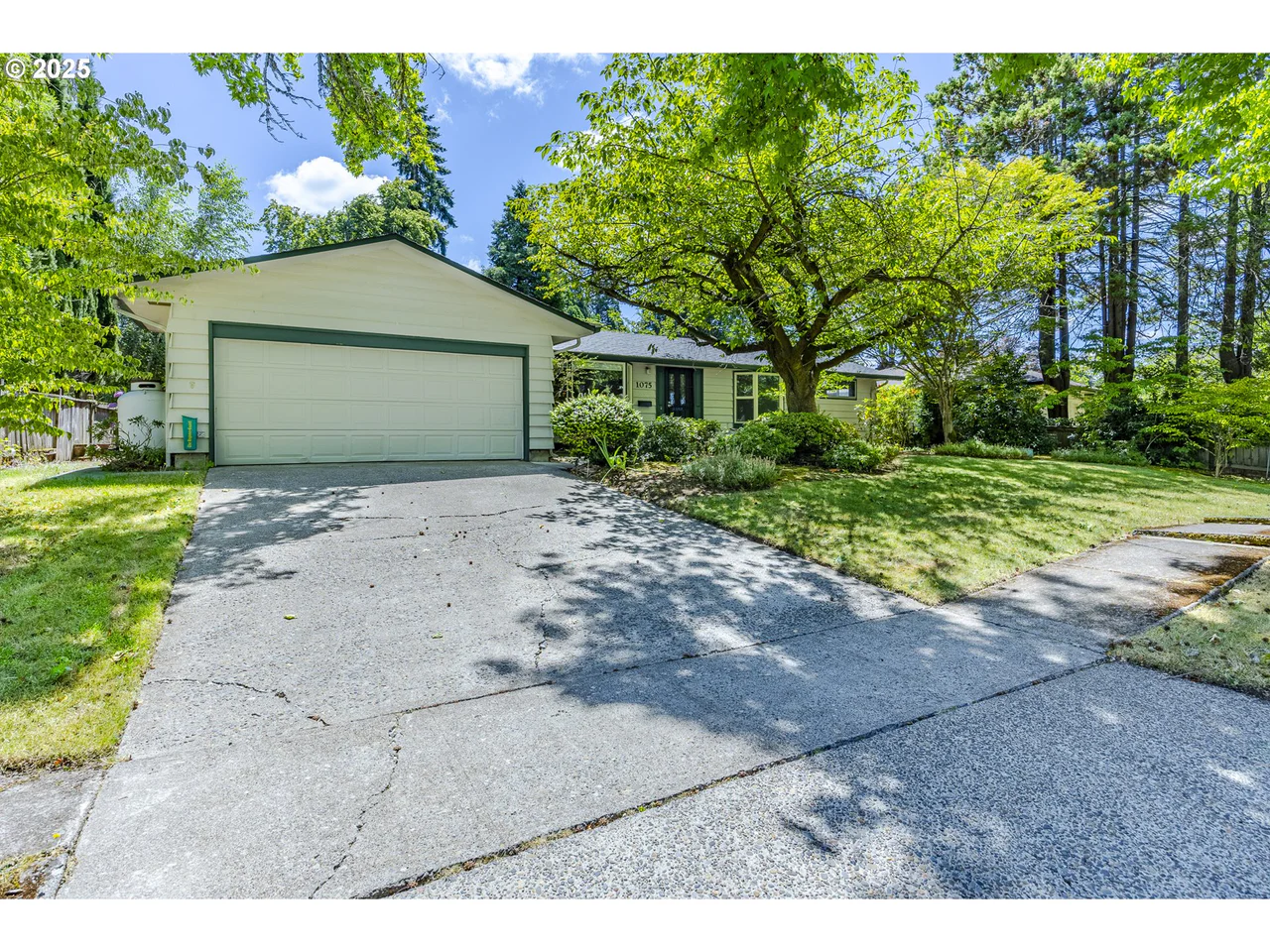 1075 SHARON WAY, Eugene, OR 97401, photo 3 of 47