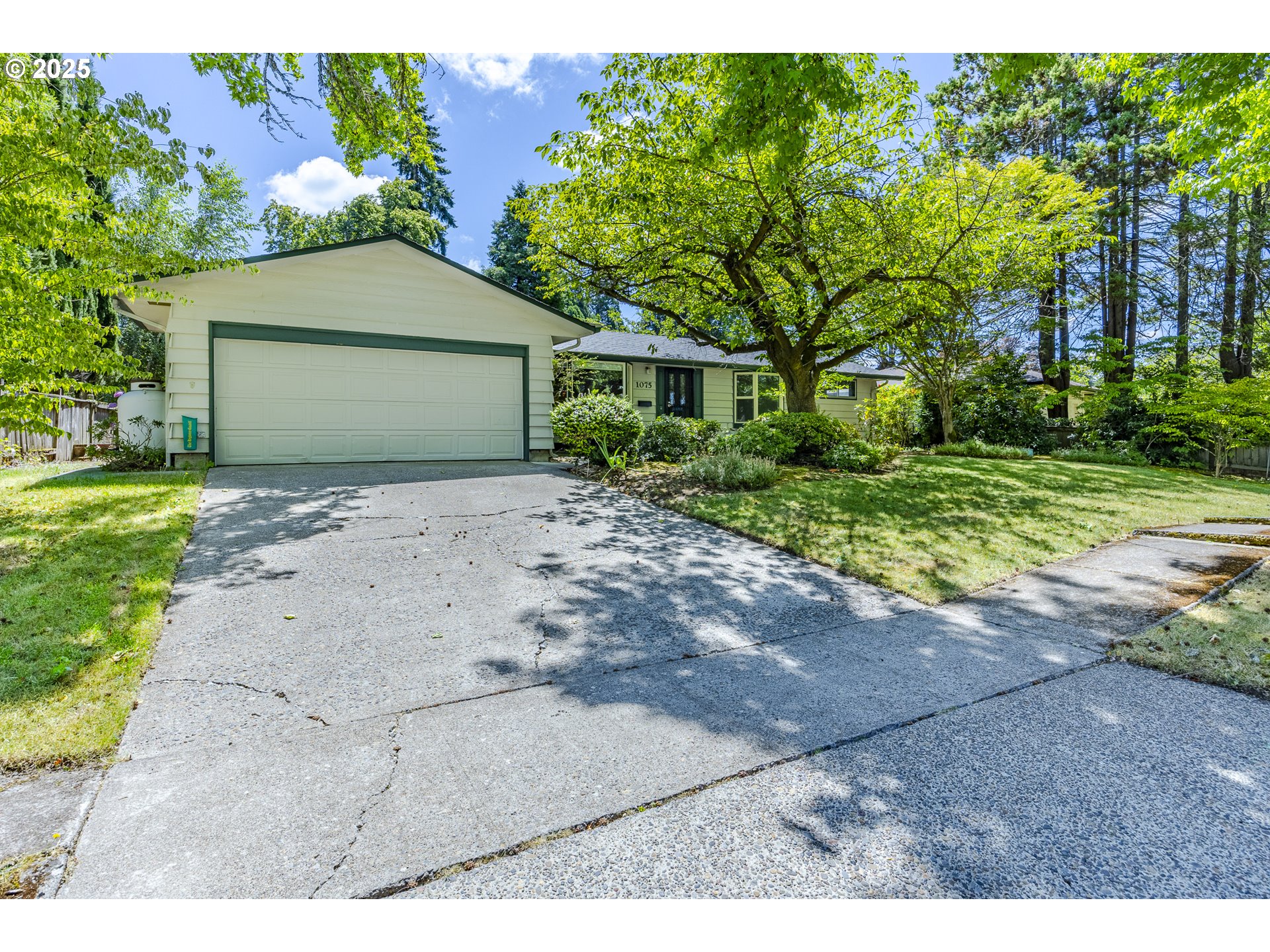 1075 SHARON WAY, Eugene, OR 97401, photo 3 of 47