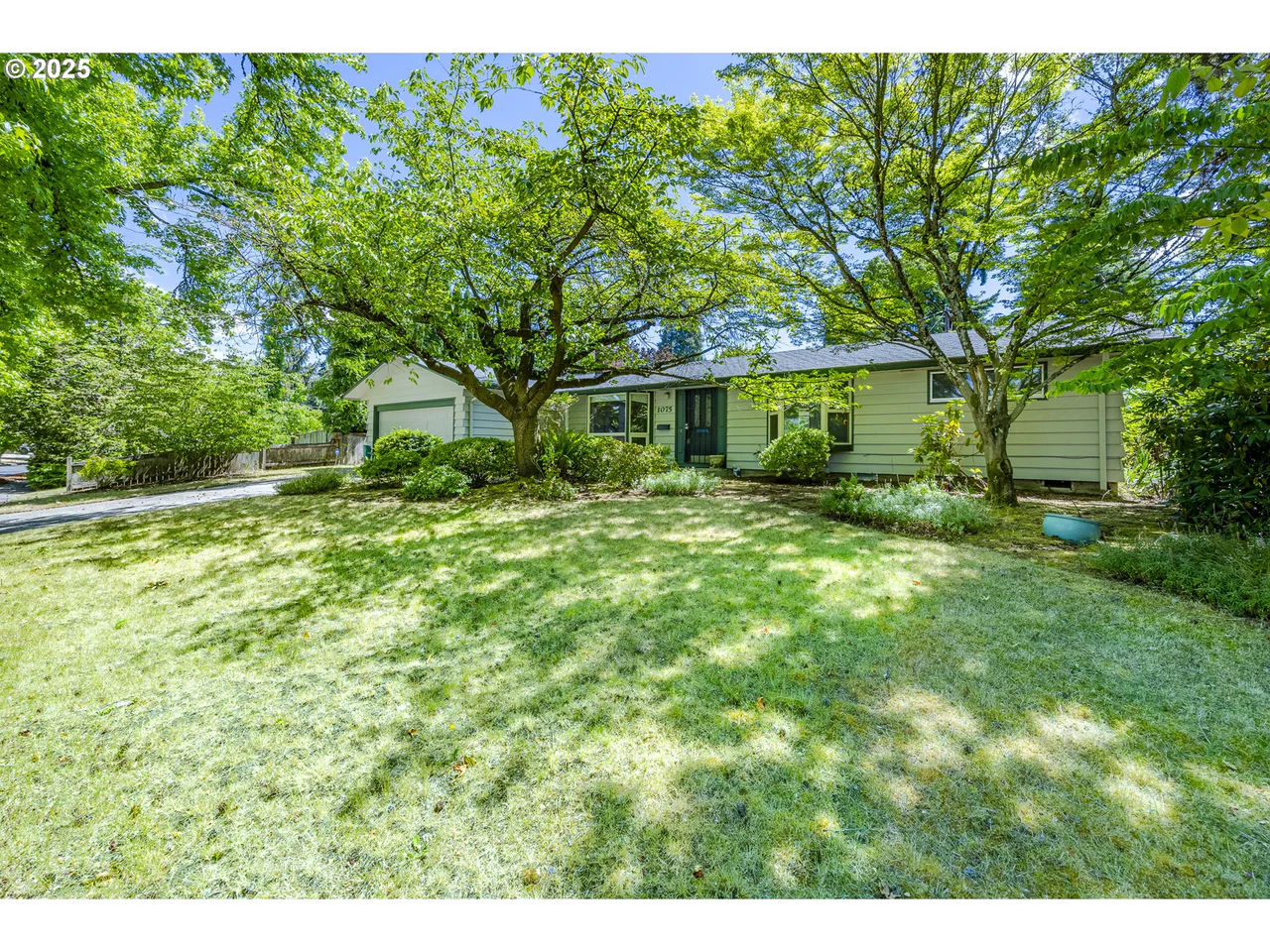 1075 SHARON WAY, Eugene, OR 97401, photo 4 of 47