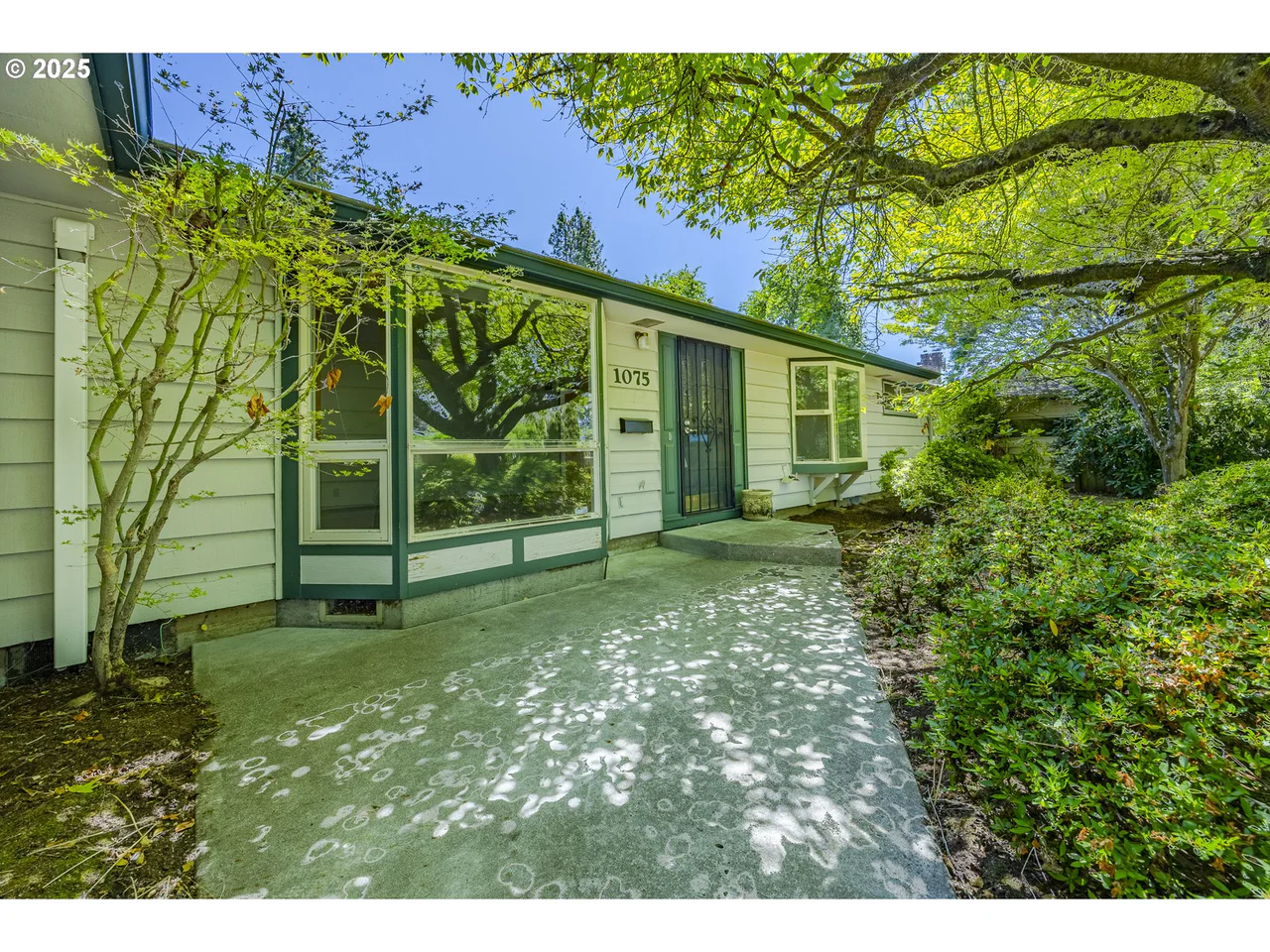 1075 SHARON WAY, Eugene, OR 97401, photo 5 of 47