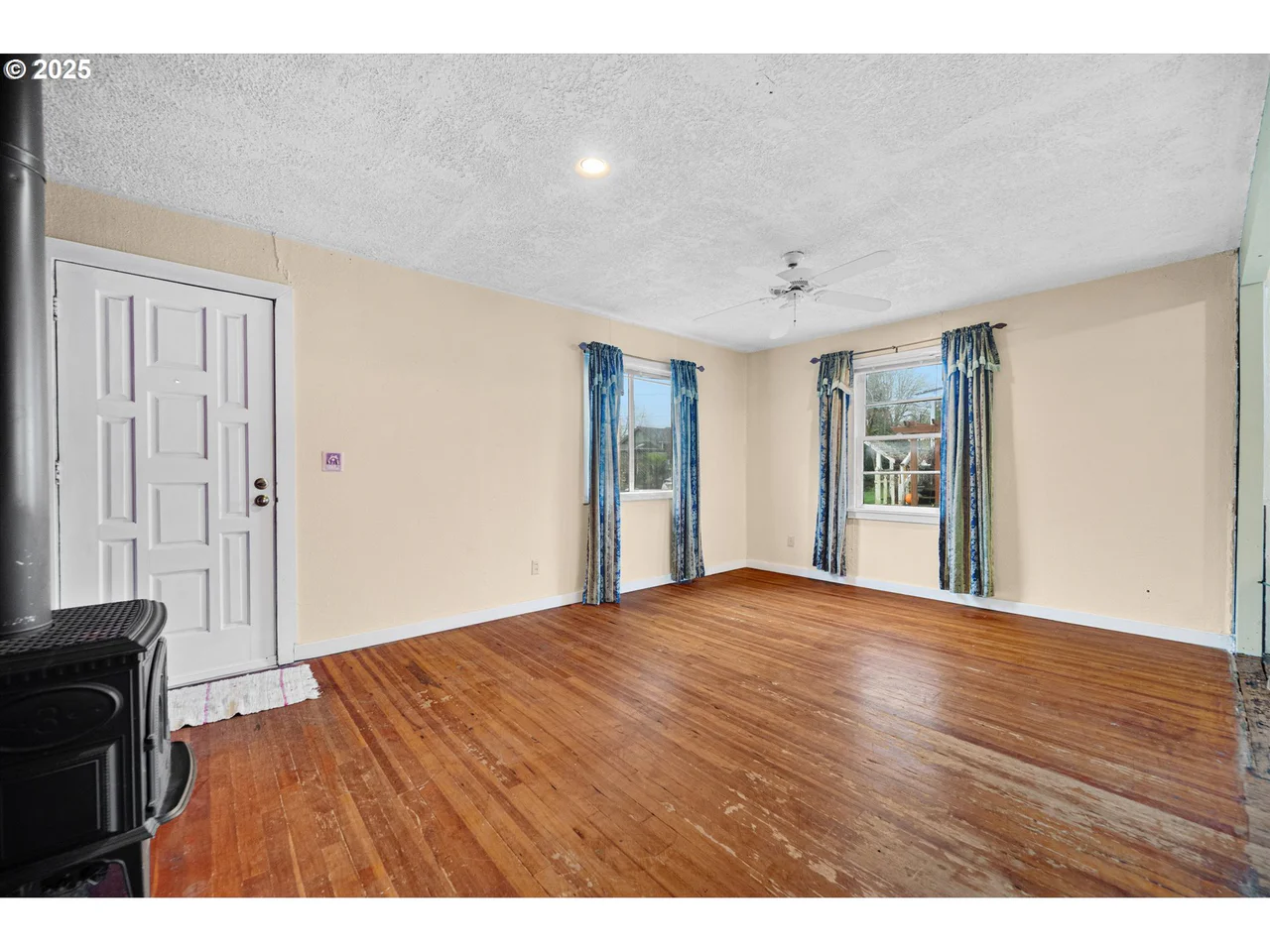 948 SW MAPLE ST, Dallas, OR 97338, photo 4 of 28