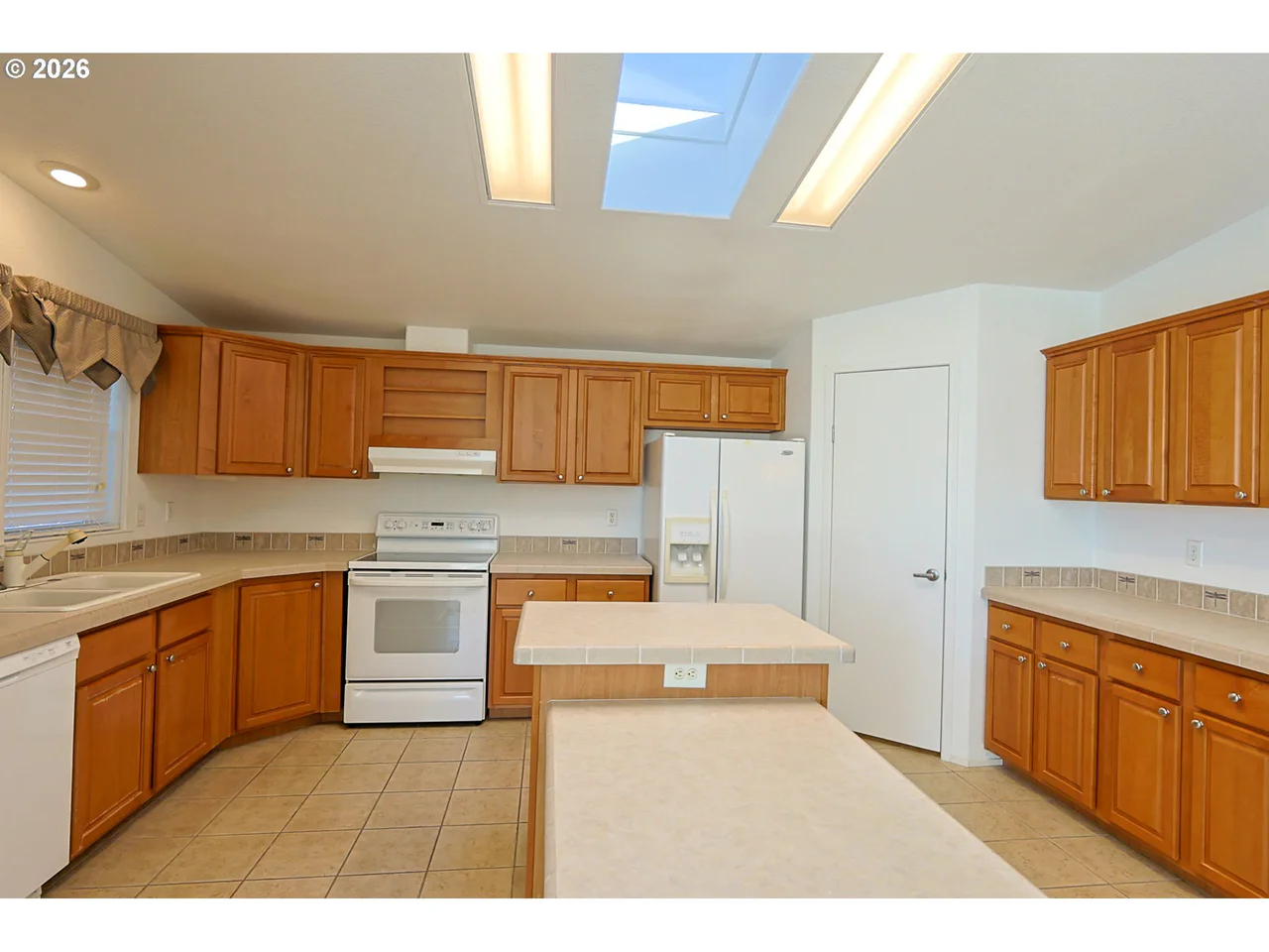 752 DENISE PL, Coos Bay, OR 97420, photo 4 of 43