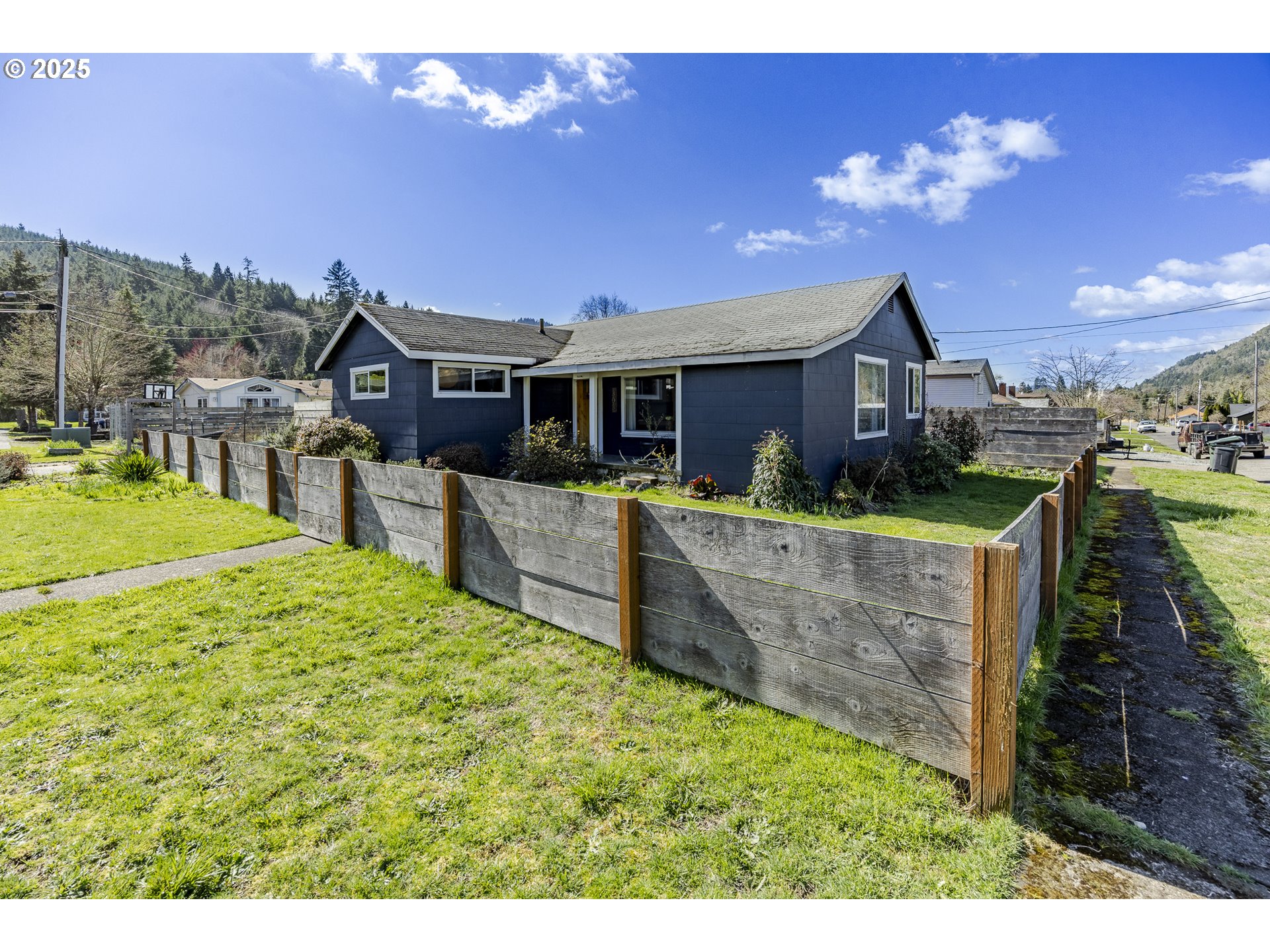 303 KENT ST, Drain, OR 97435, photo 3 of 28