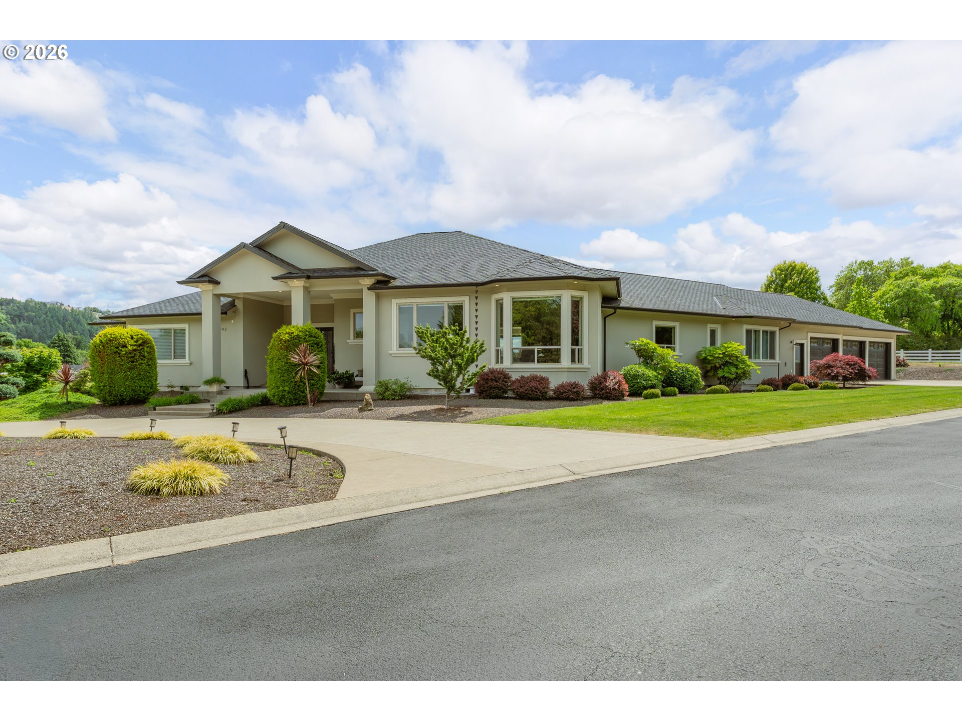 242 BONIFACIO LN, Roseburg, OR 97471, photo 2 of 48