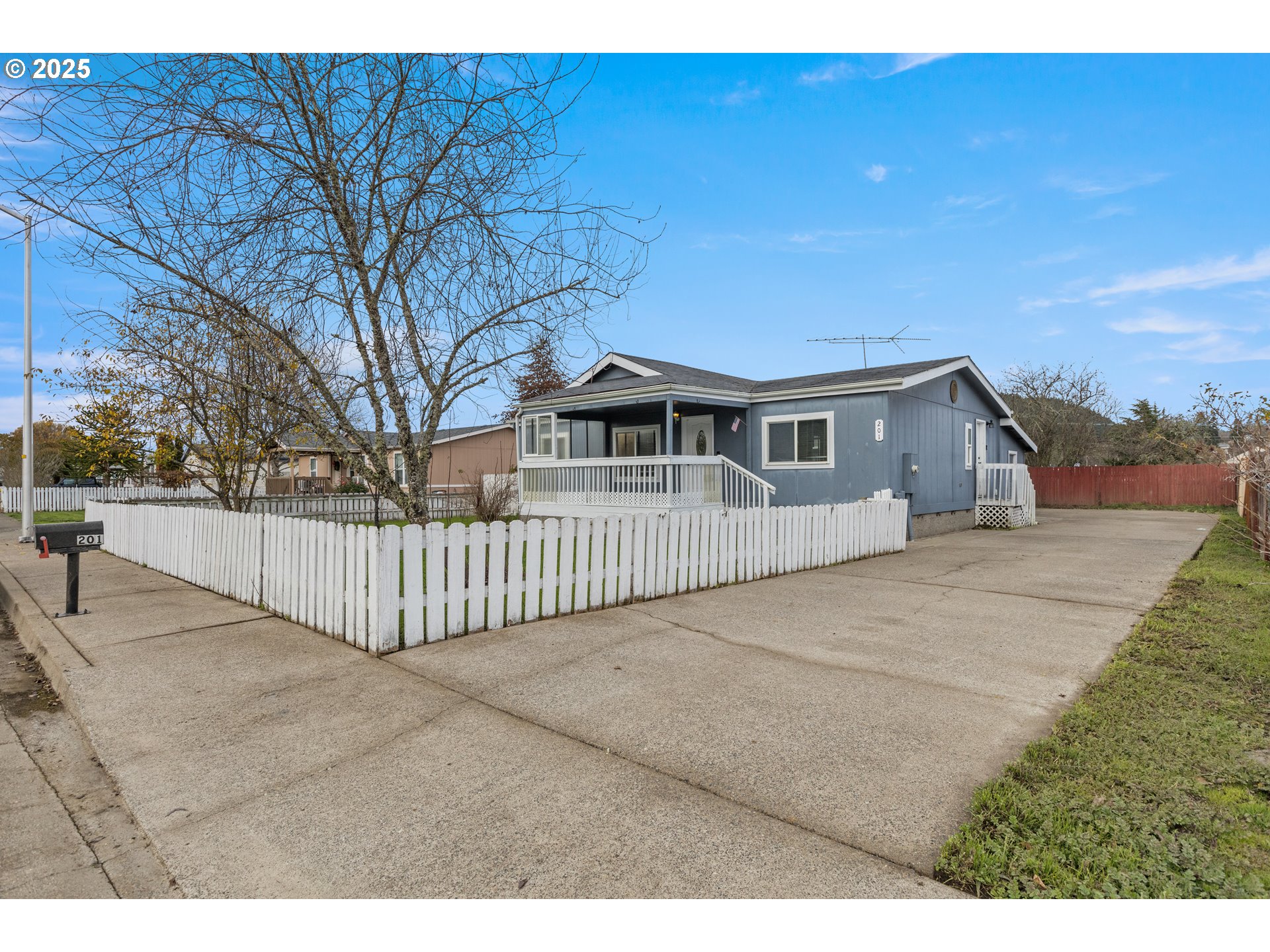 201 HEAVENLY CT, Sutherlin, OR 97479, photo 3 of 31