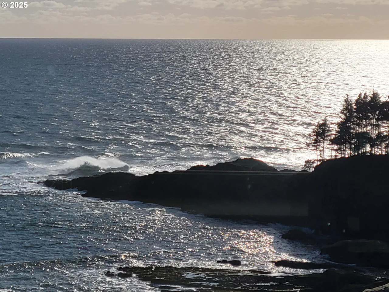 315 NE VISTA TERRACE AVE, Depoe Bay, OR 97341, photo 3 of 32