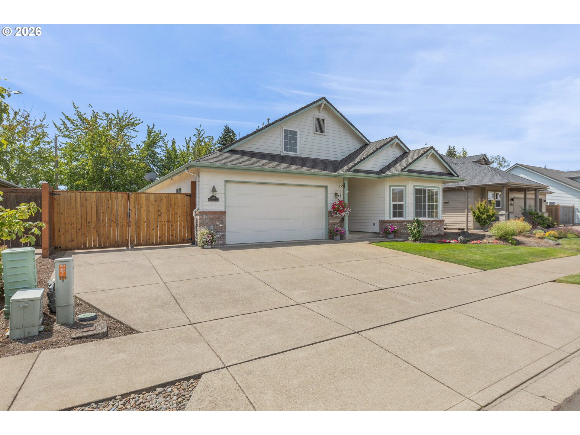 919 OLD ORCHARD LN, Springfield, OR 97477, photo 2 of 32