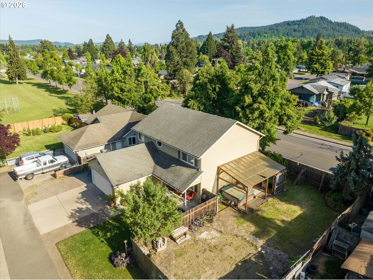 995 KINTZLEY AVE, Springfield, OR 97478, photo 3 of 47