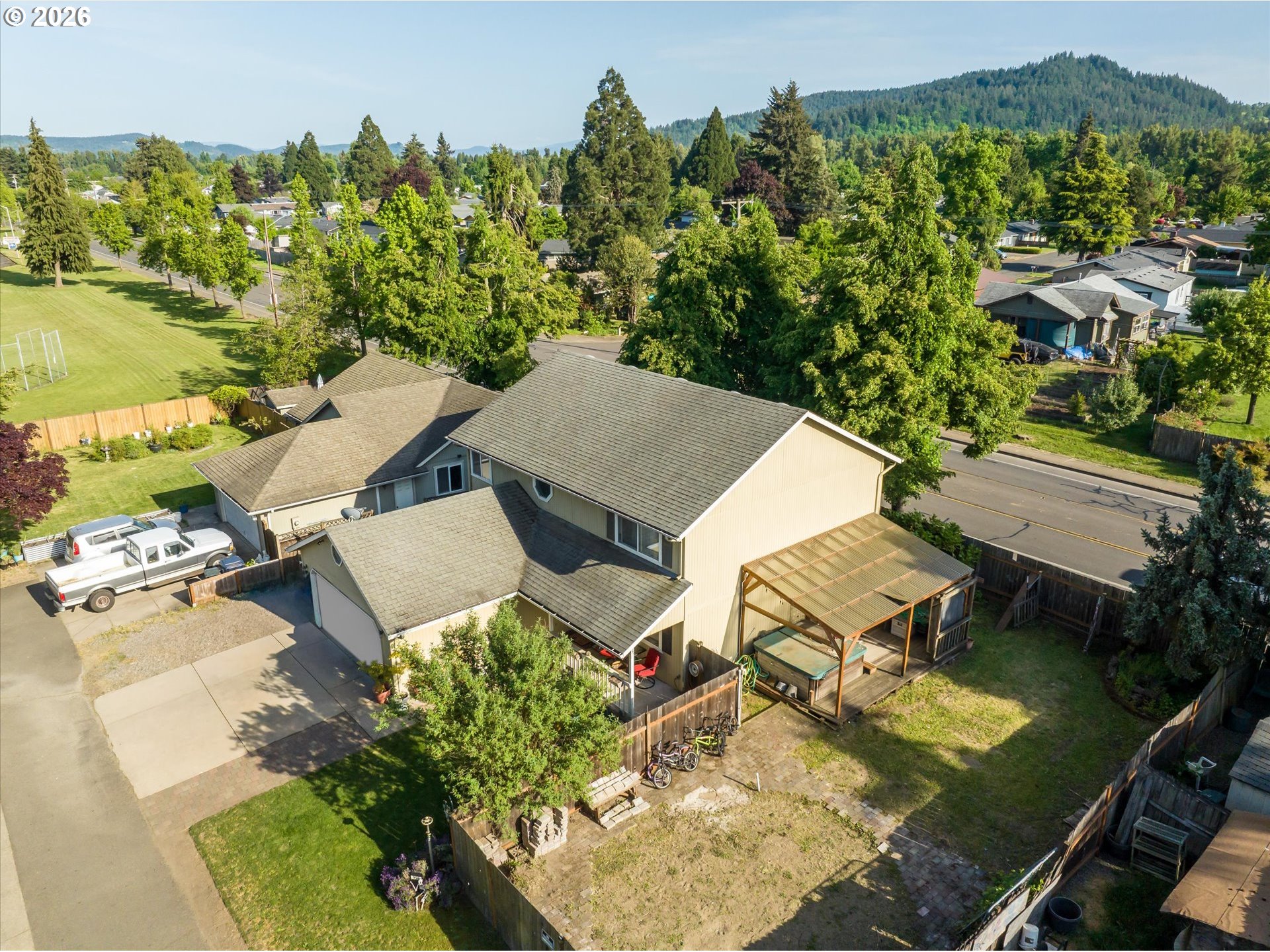995 KINTZLEY AVE, Springfield, OR 97478, photo 3 of 47