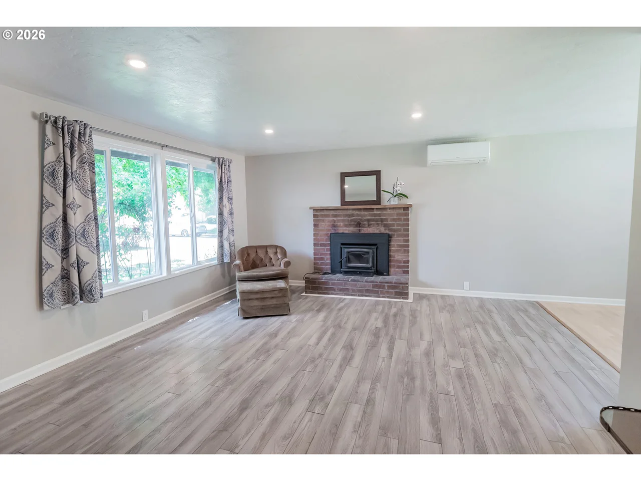 3703 PEPPERTREE DR, Eugene, OR 97402, photo 6 of 32