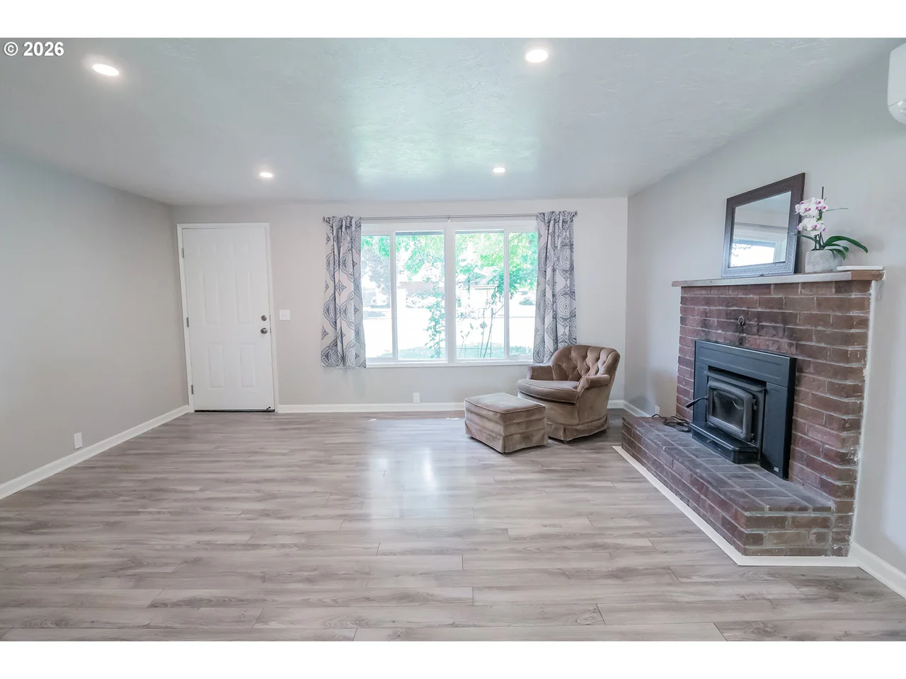 3703 PEPPERTREE DR, Eugene, OR 97402, photo 4 of 32