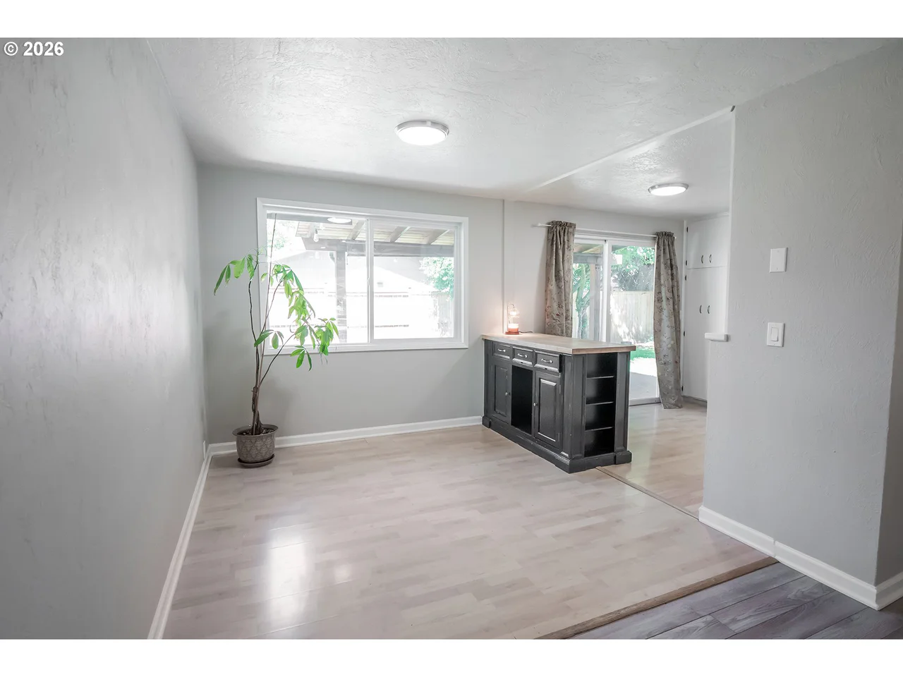 3703 PEPPERTREE DR, Eugene, OR 97402, photo 7 of 32