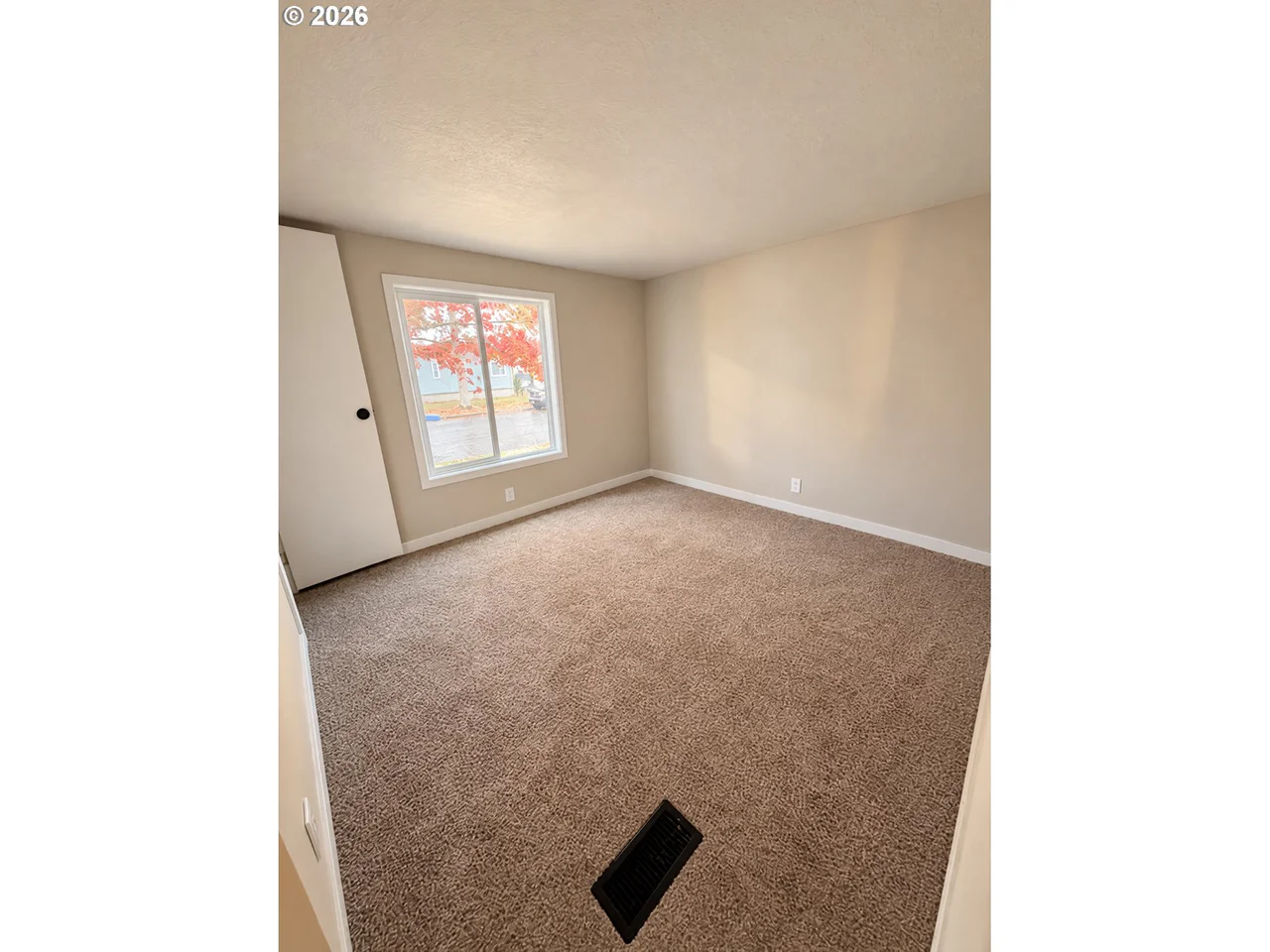 386 LOCHAVEN AVE, Springfield, OR 97477, photo 8 of 19