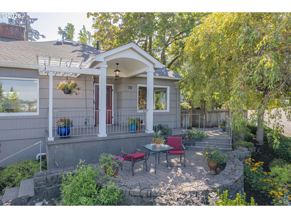 70 Grand View DR
