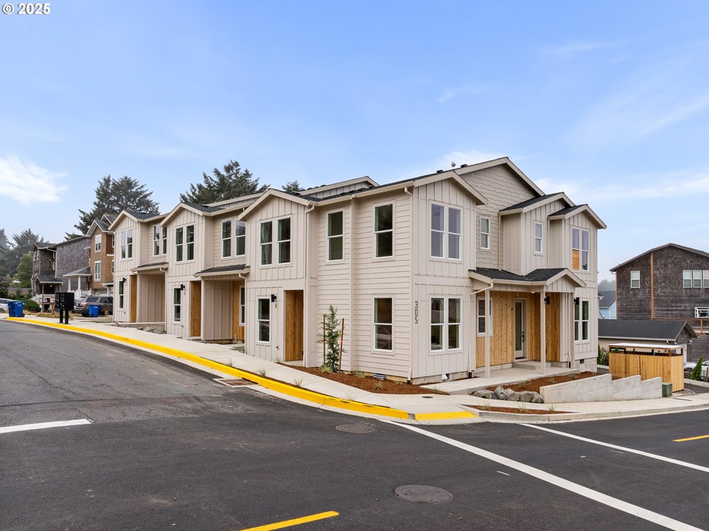 305 SE Jetty AVE Unit B