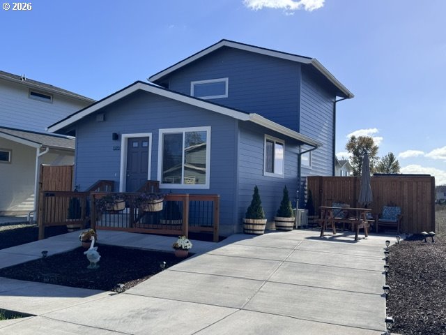 5272 FOREST LN, Eugene, OR 97402, photo 2 of 23