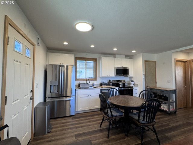 5272 FOREST LN, Eugene, OR 97402, photo 6 of 23