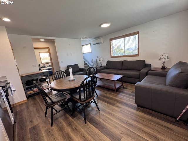 5272 FOREST LN, Eugene, OR 97402, photo 4 of 23